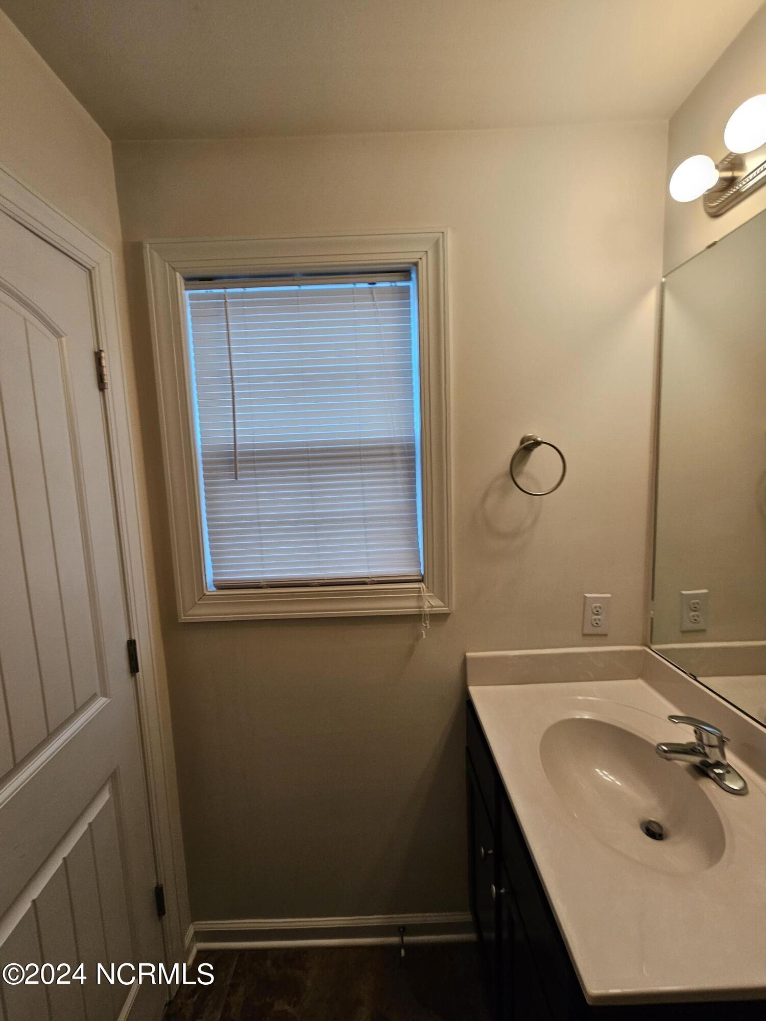 100548759 | Photo 12