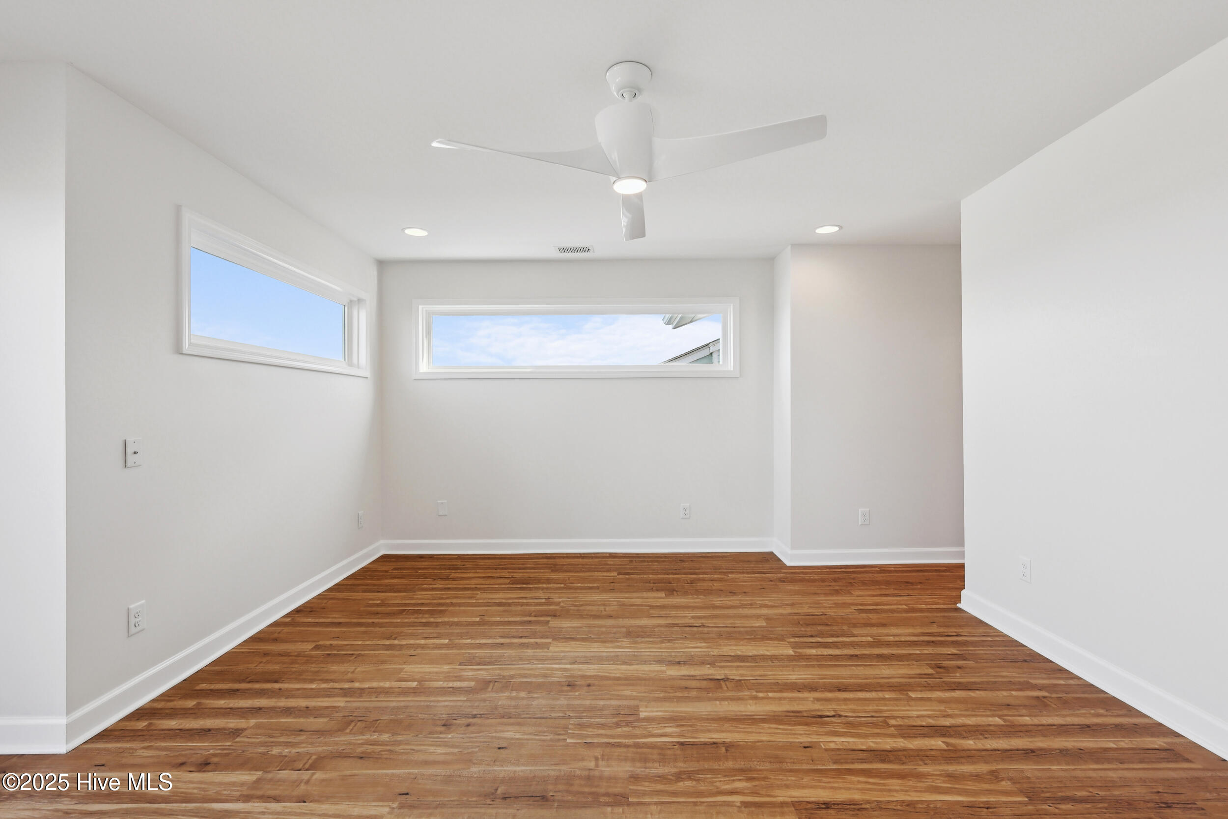 100518550 | Photo 15