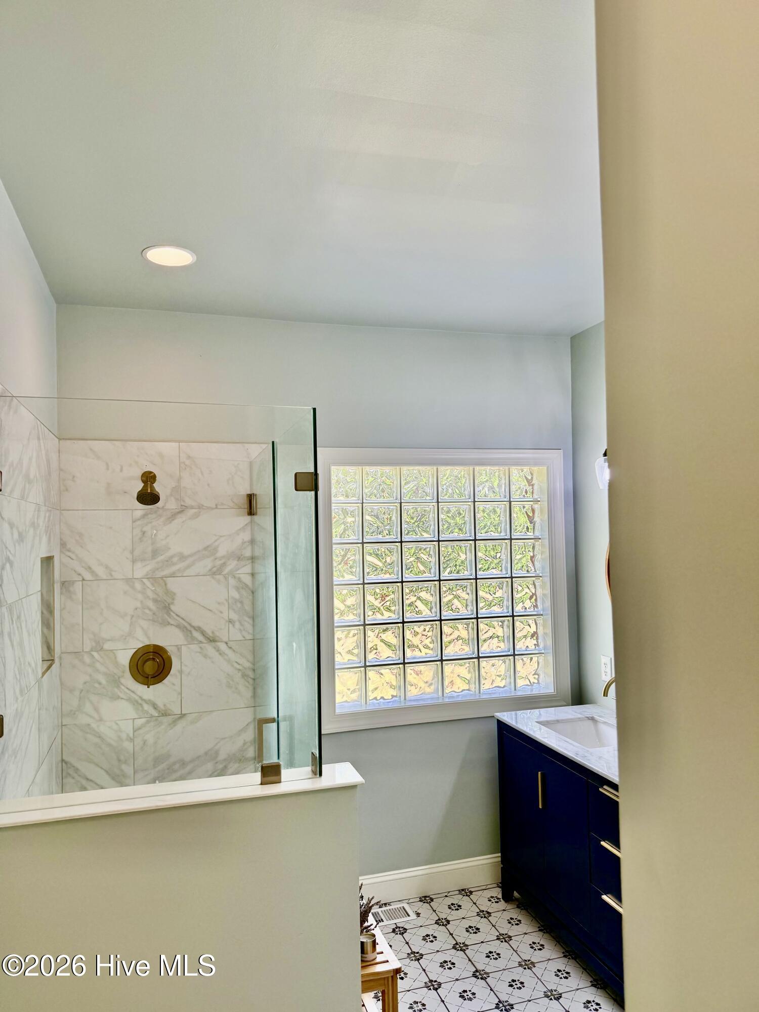 100565672 | Photo 16