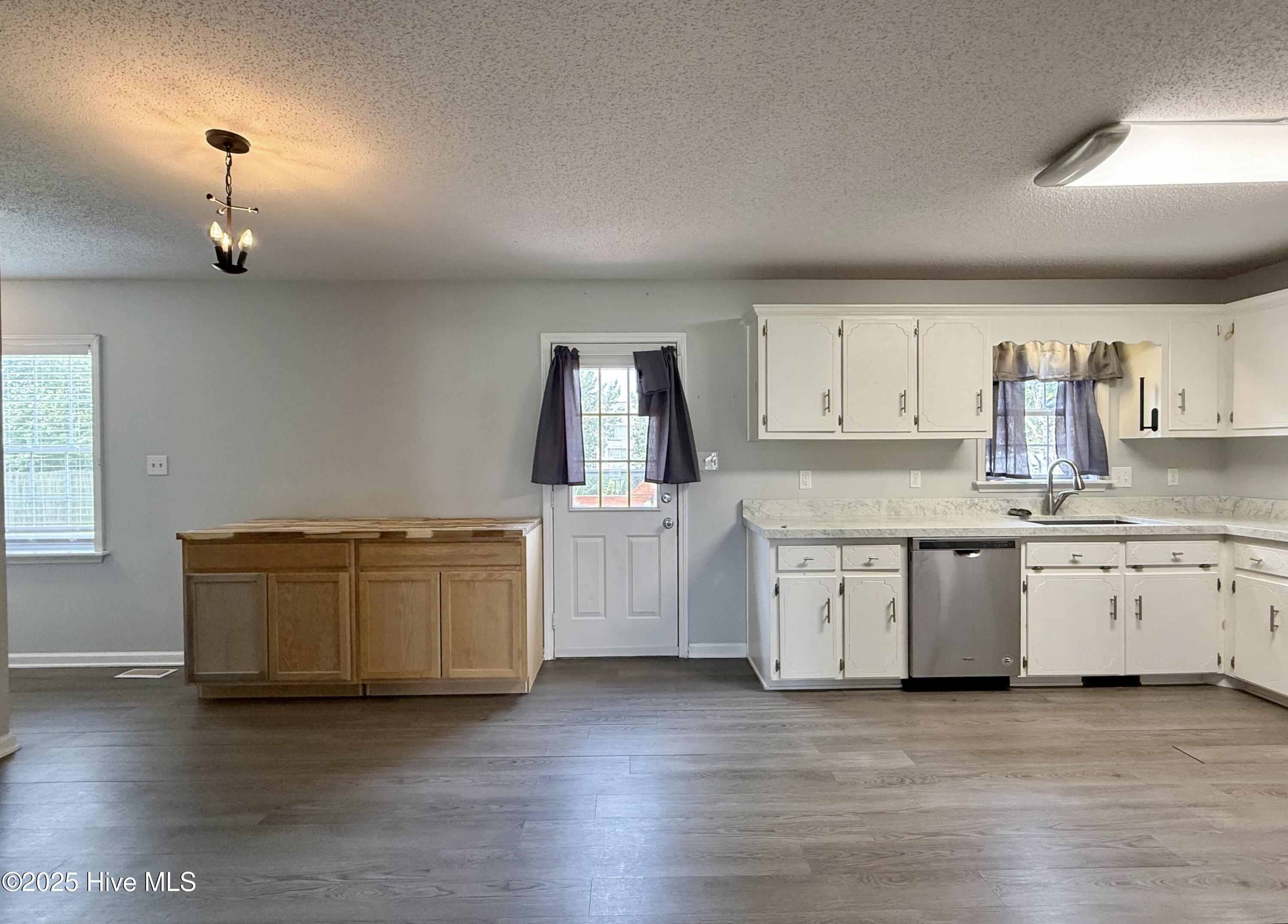 125 Kanton Drive, Jacksonville, NC 28540 – photo 8: Photo Sep 08 2025, 11 58 04 AM