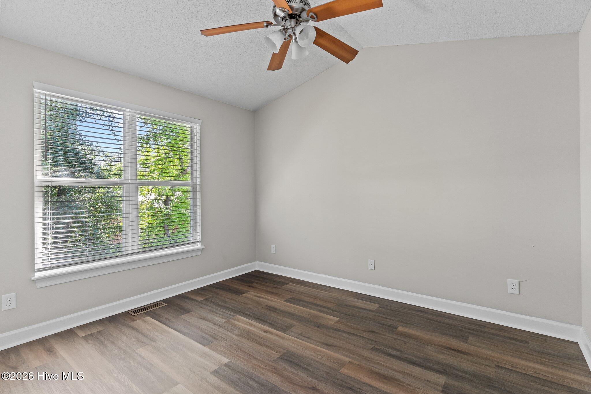 100553986 | Photo 18