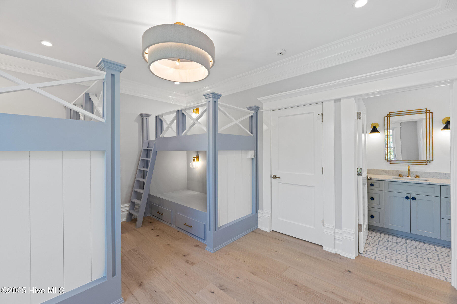 100401243 | Photo 61