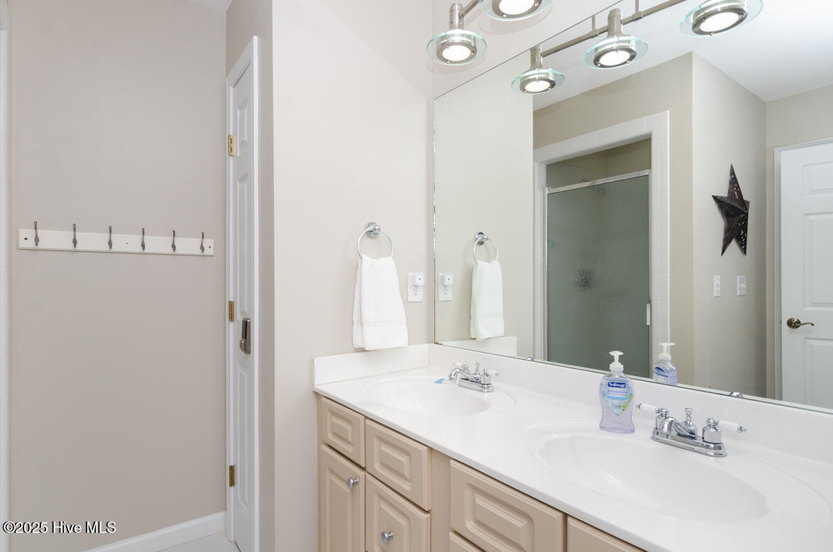 100534014 | Photo 24