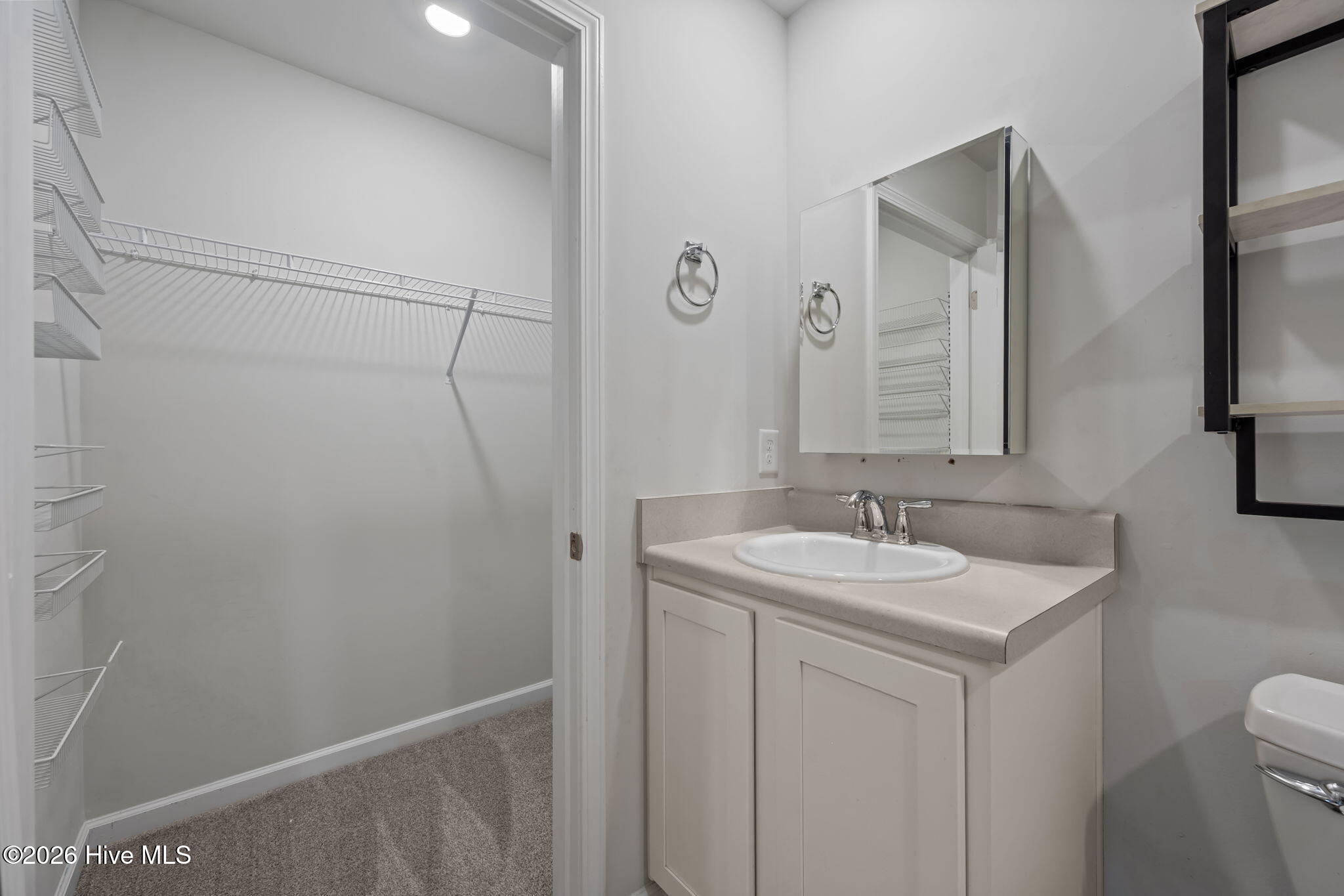 100547866 | Photo 35