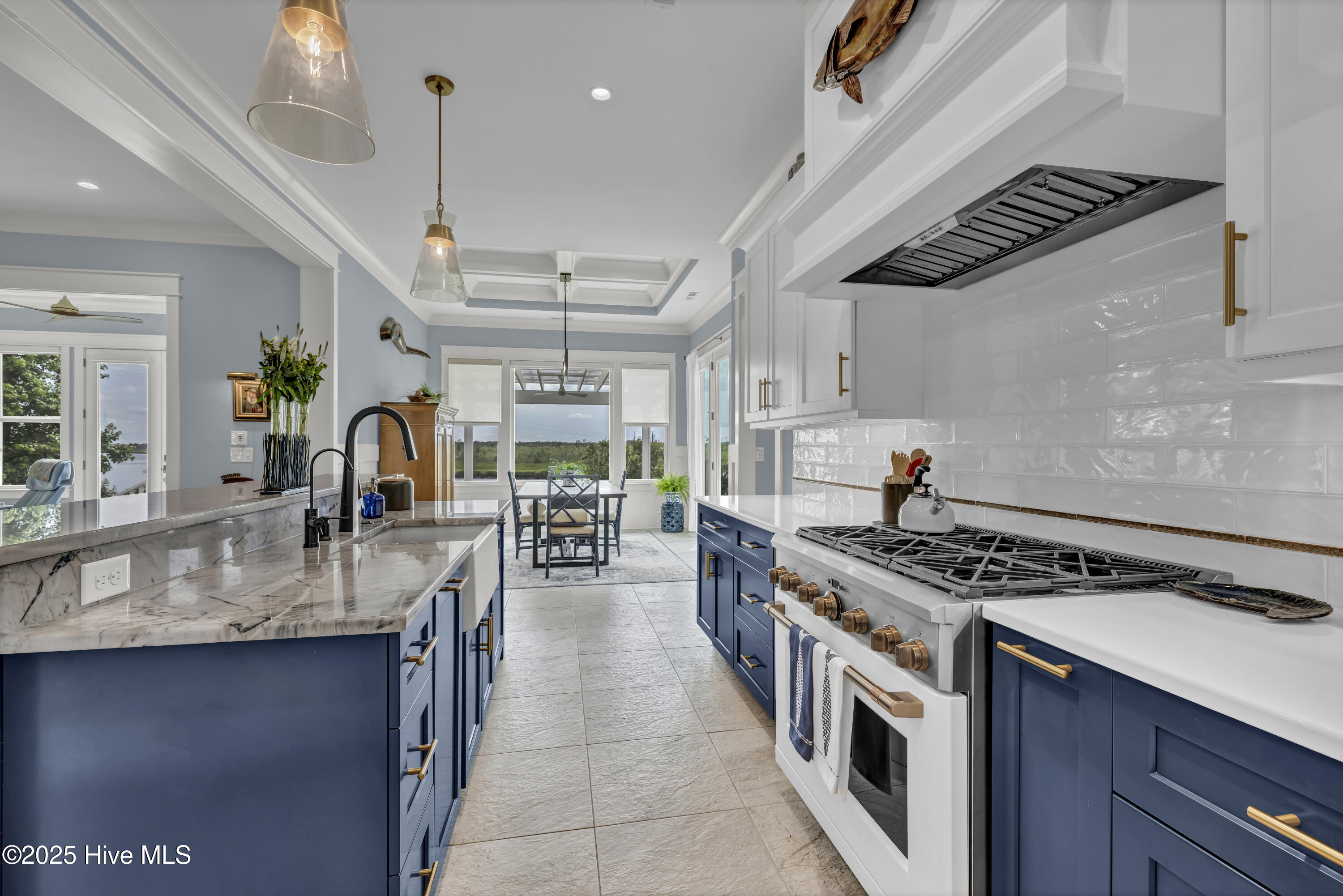 100537011 | Photo 25