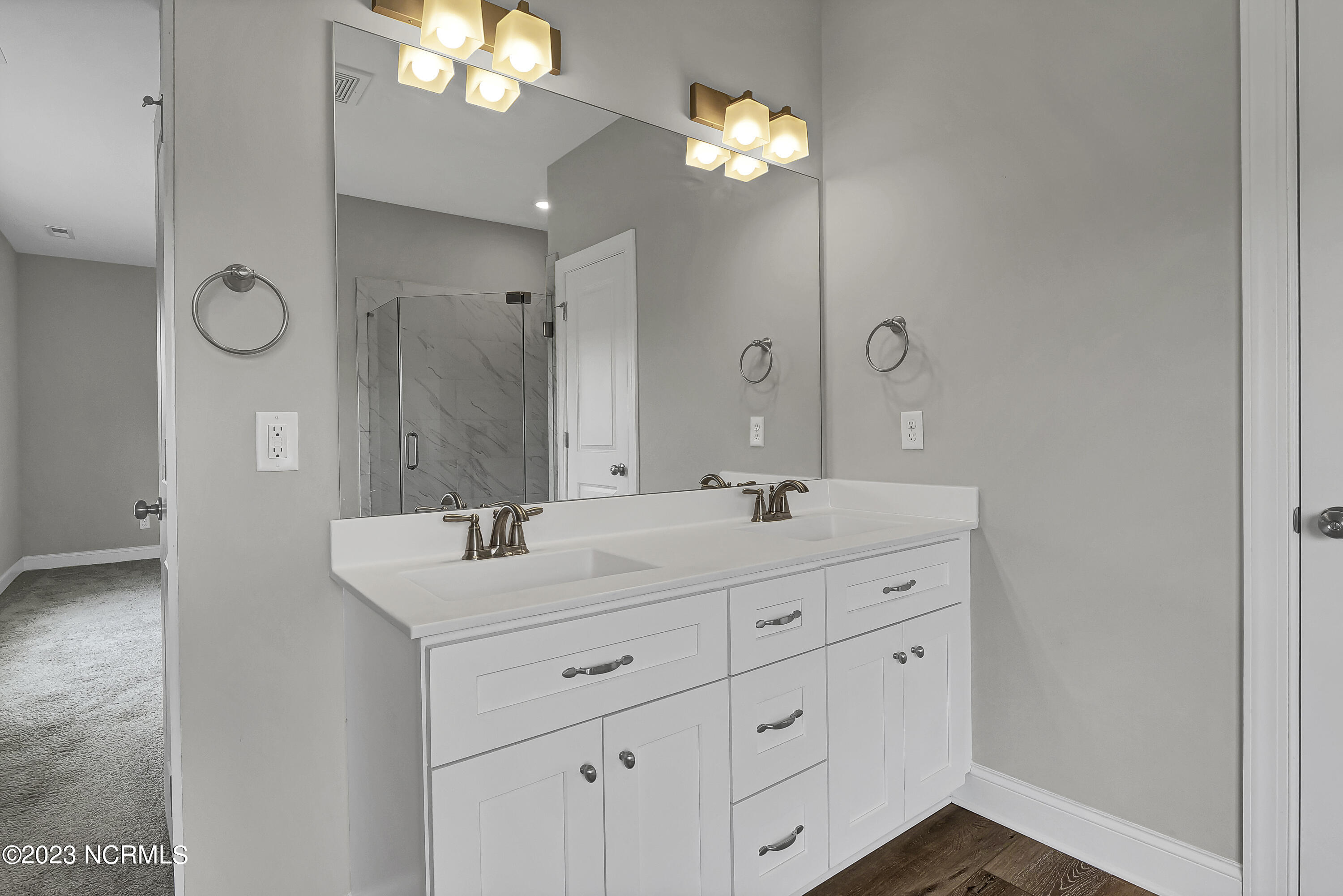 100549733 | Photo 21