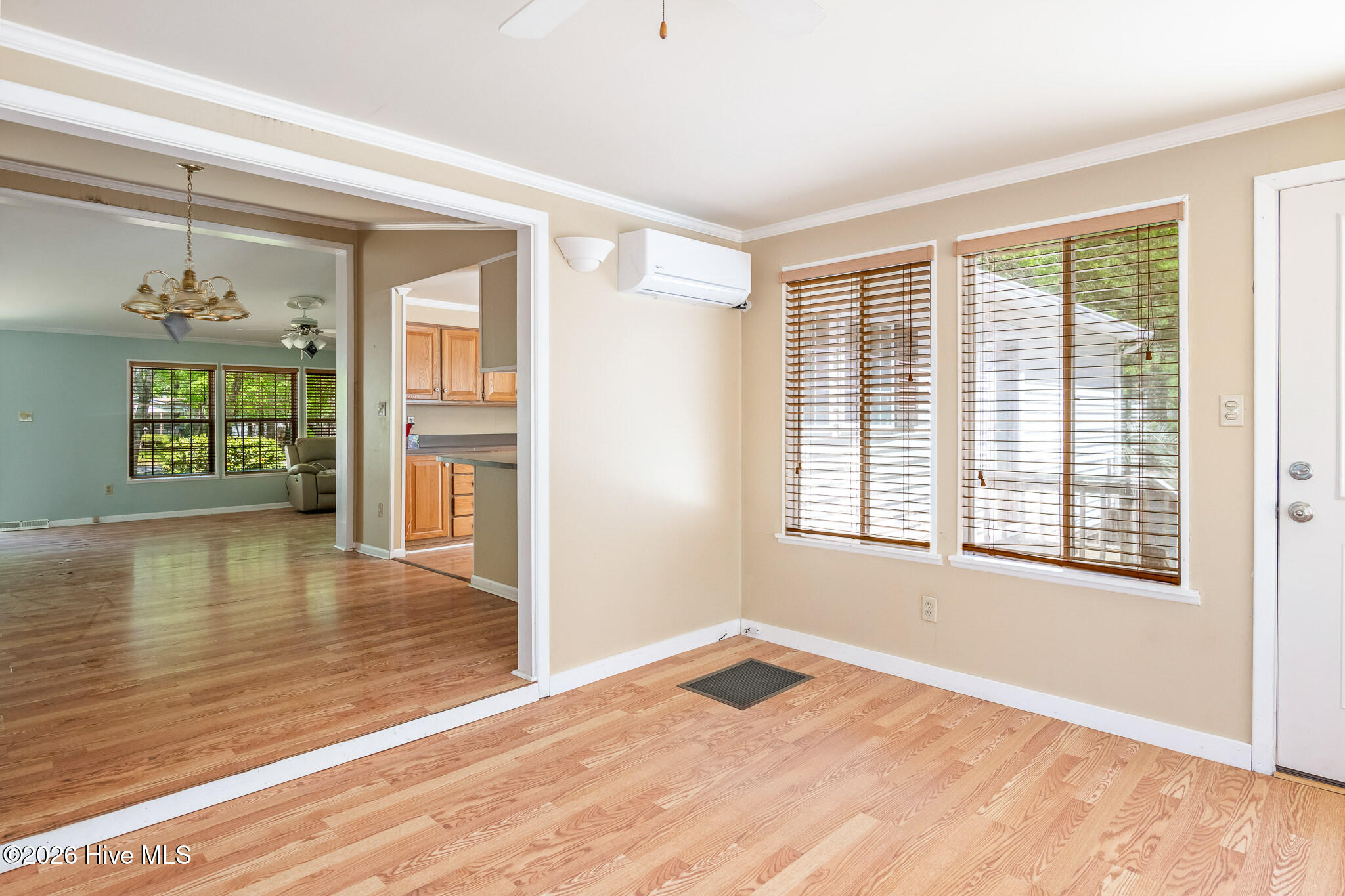 100567029 | Photo 14