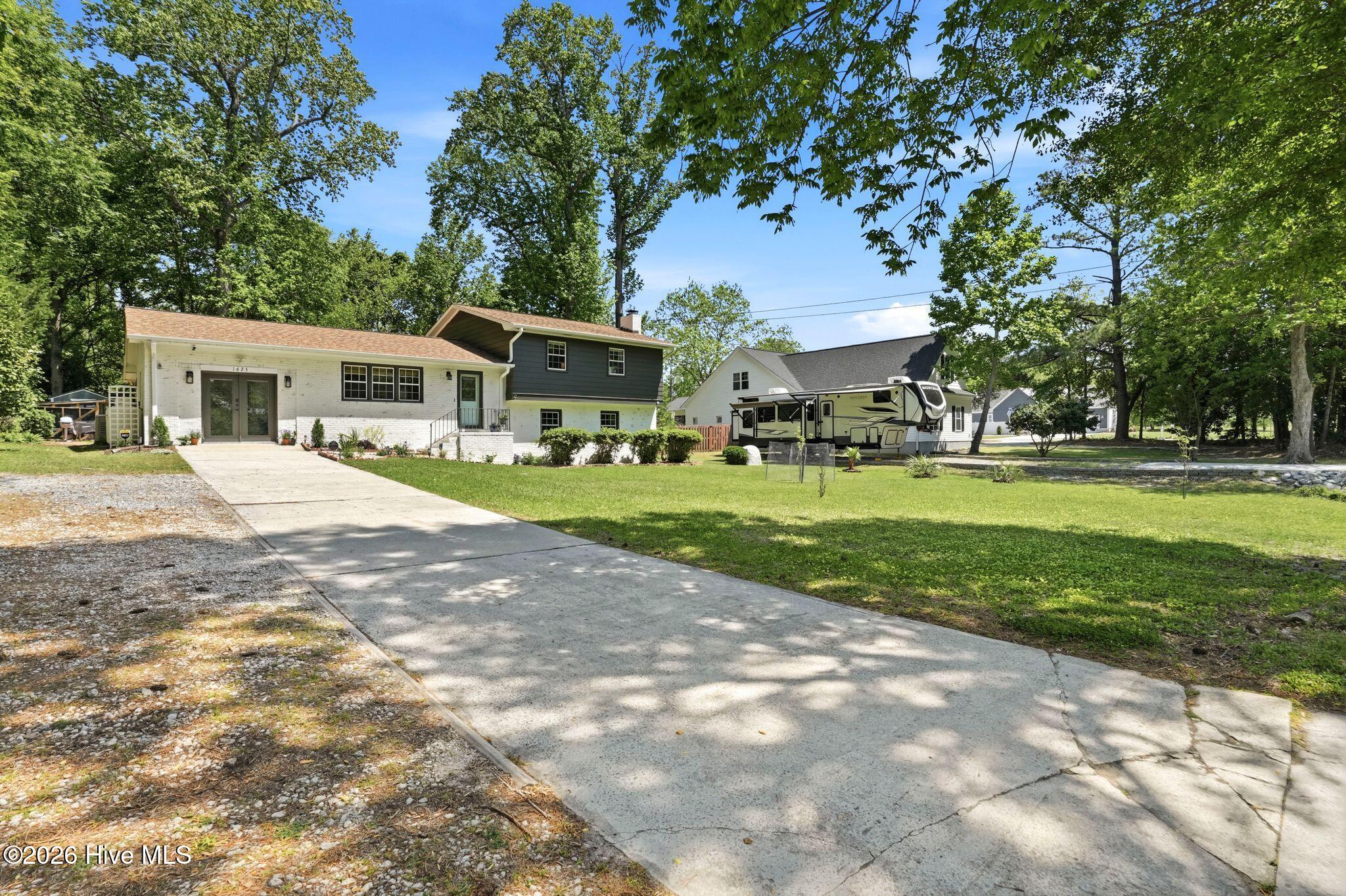 100568648 | Photo 71