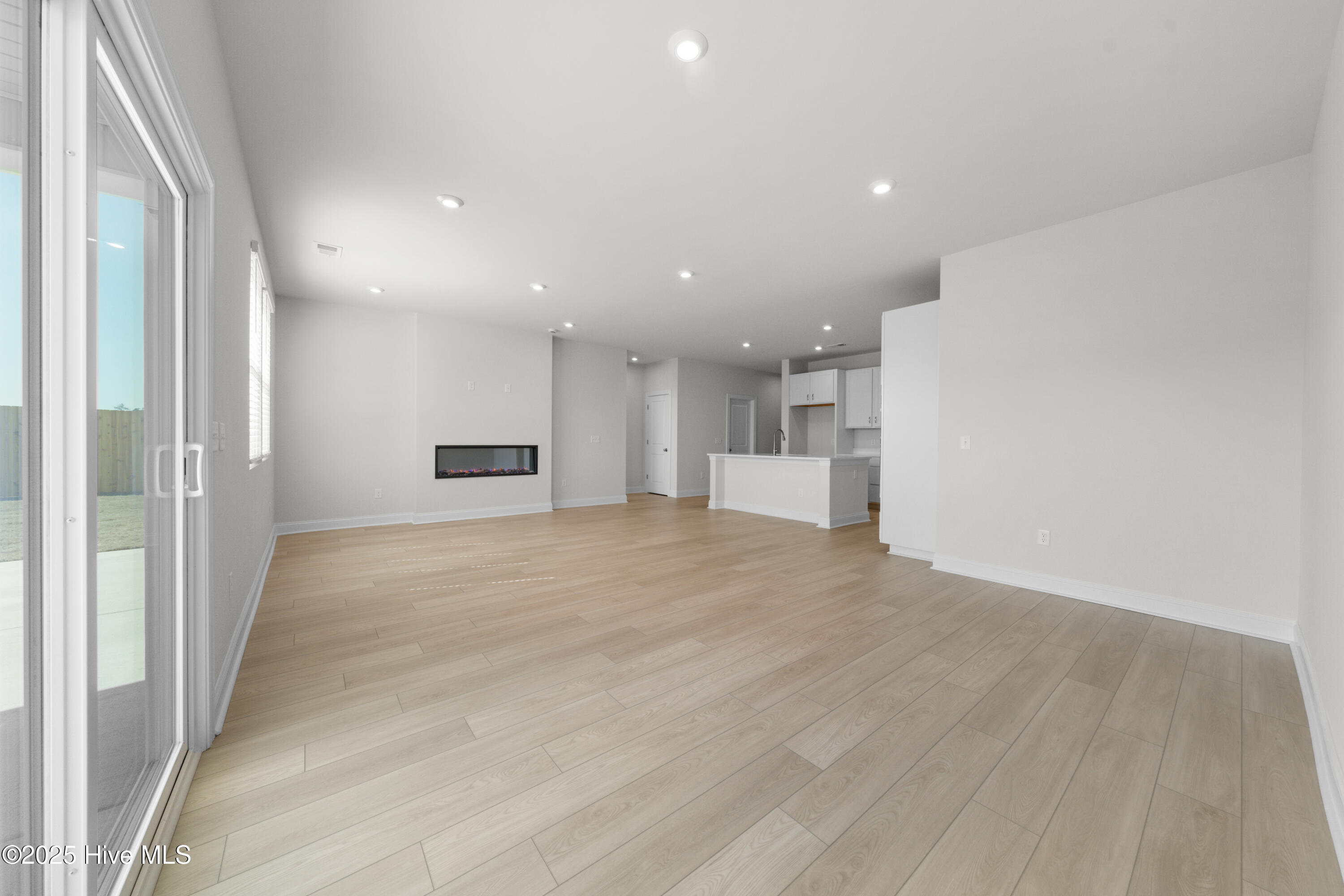 100565958 | Photo 24