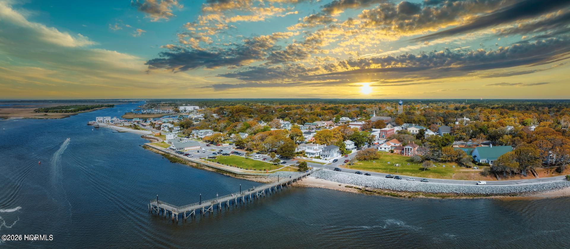 Undisclosed Address, Southport, NC, 28461