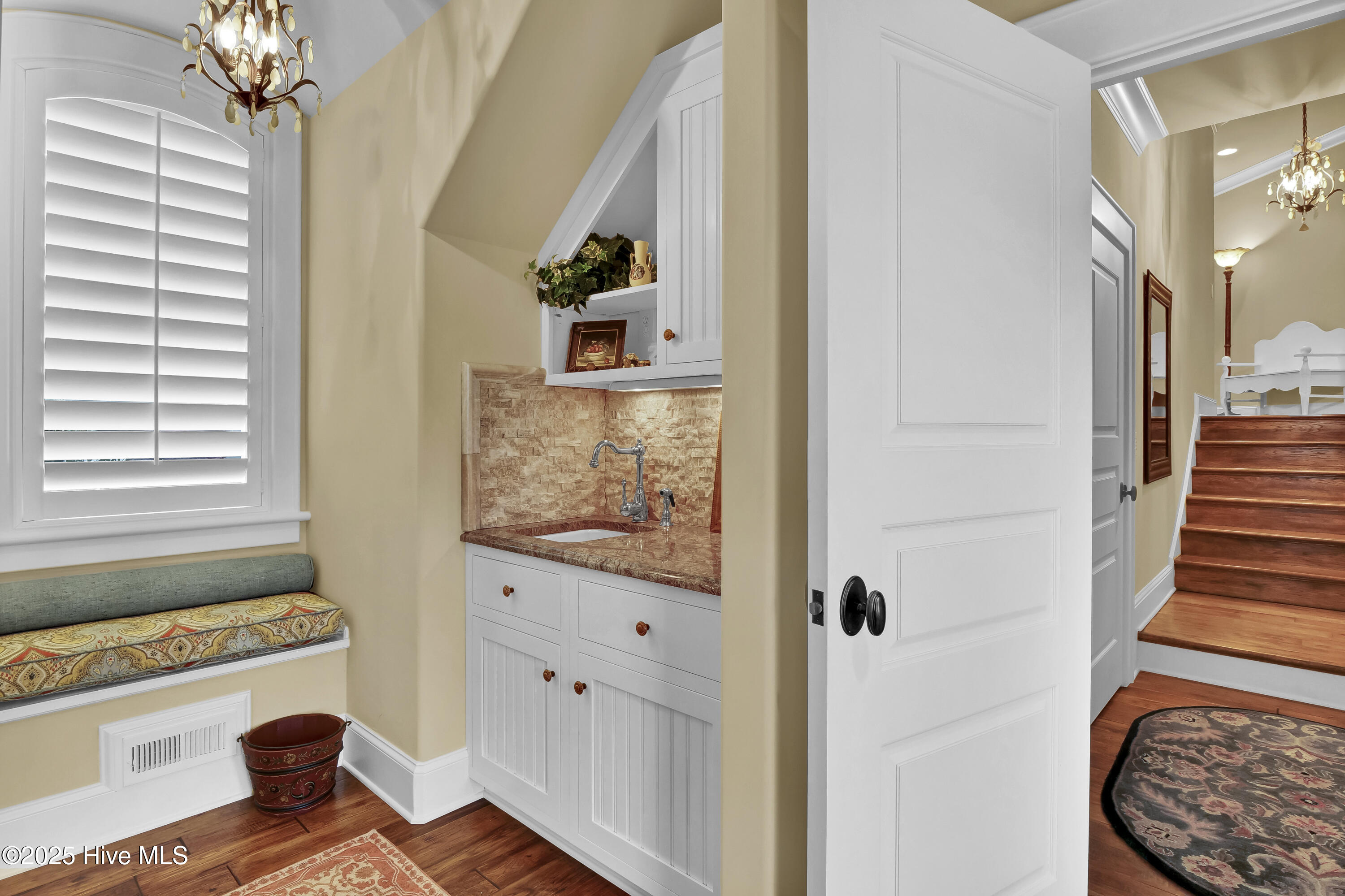 100504113 | Photo 38