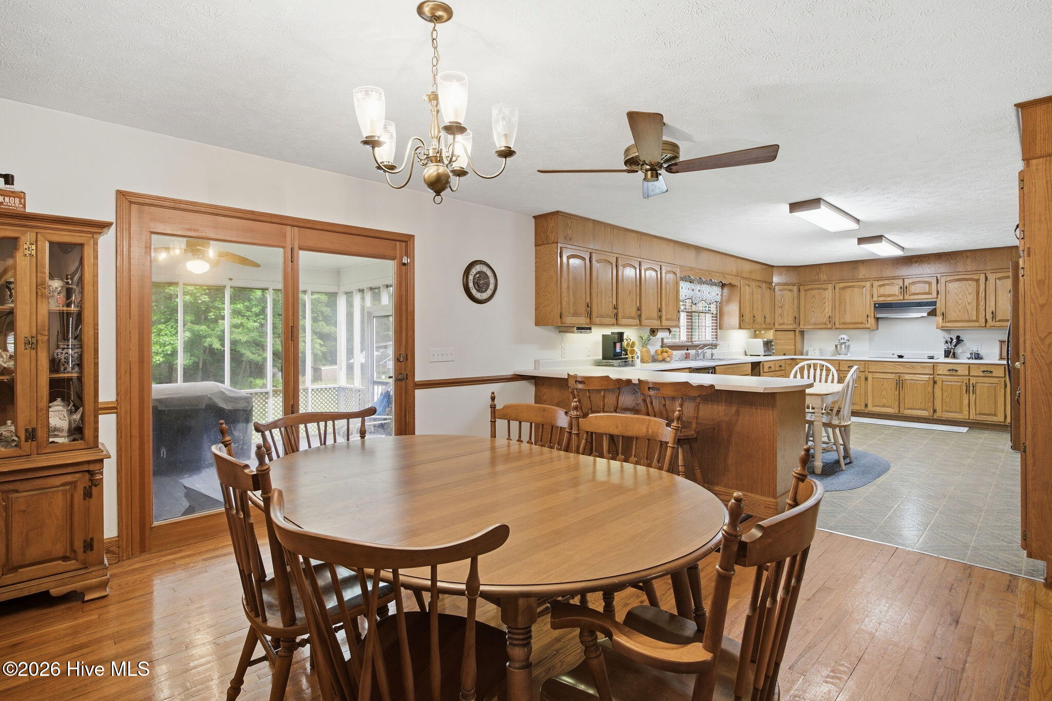 100570604 | Photo 10