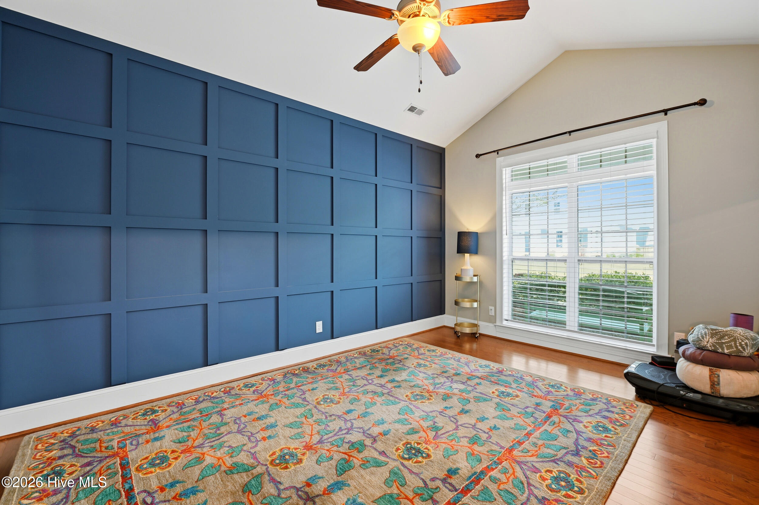 100563166 | Photo 35