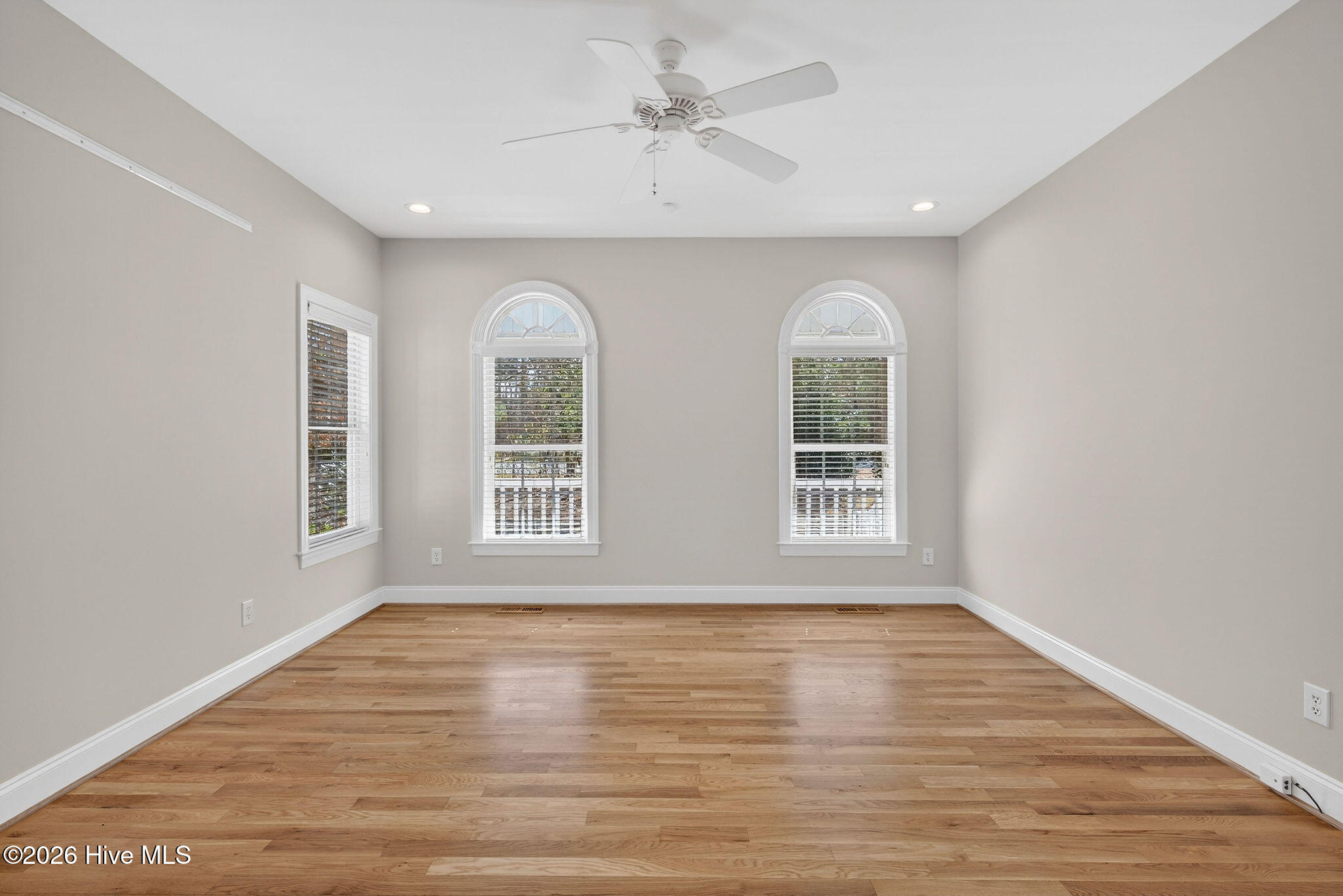 100554466 | Photo 33