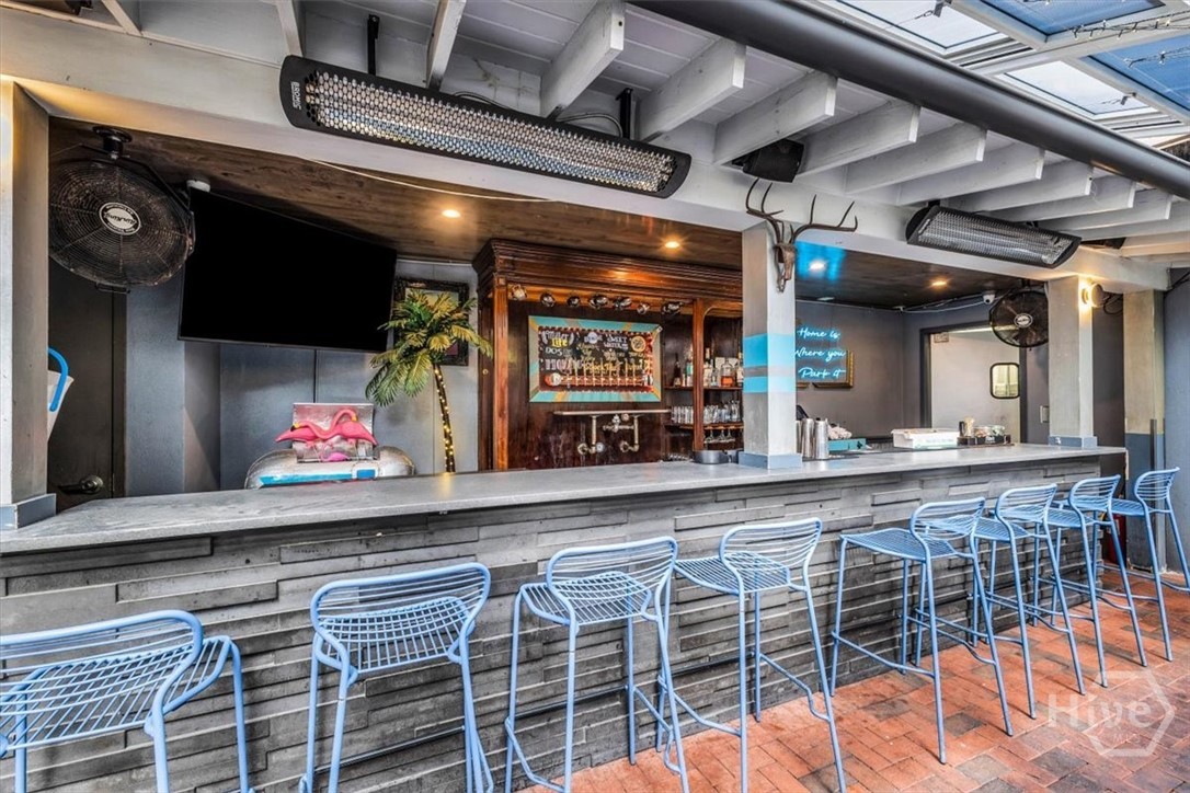 Treylor Park Outdoor Bar