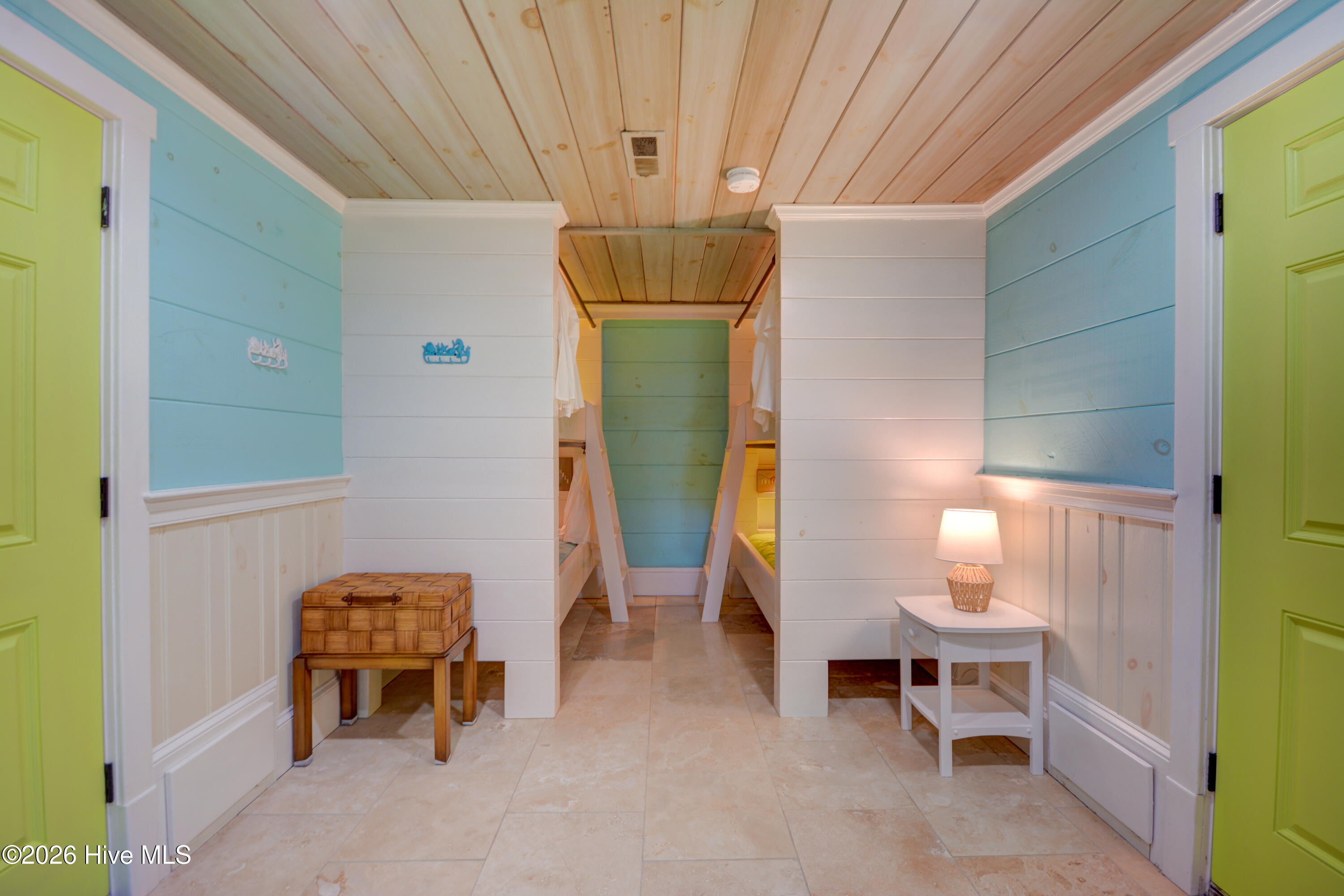 100565918 | Photo 21