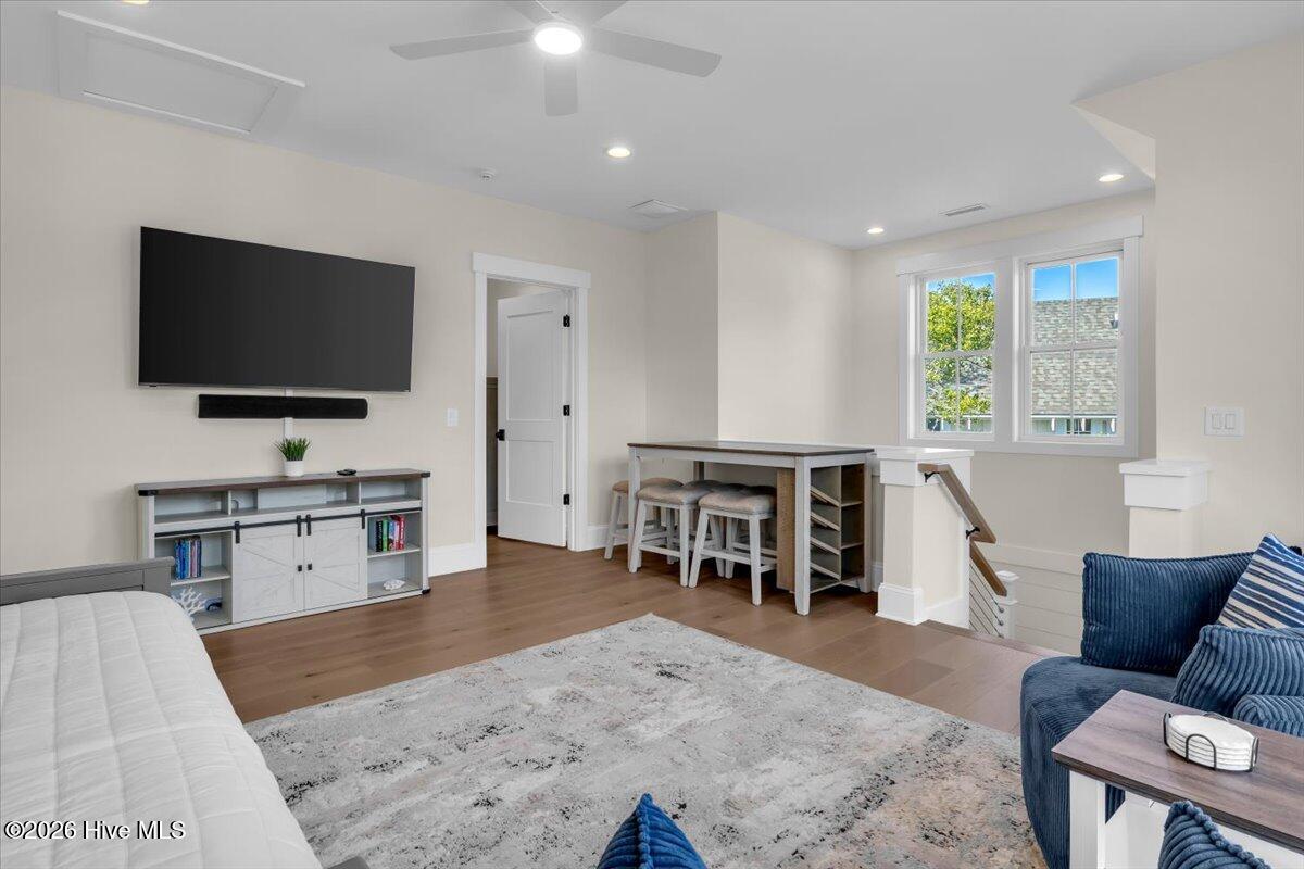 100563677 | Photo 36