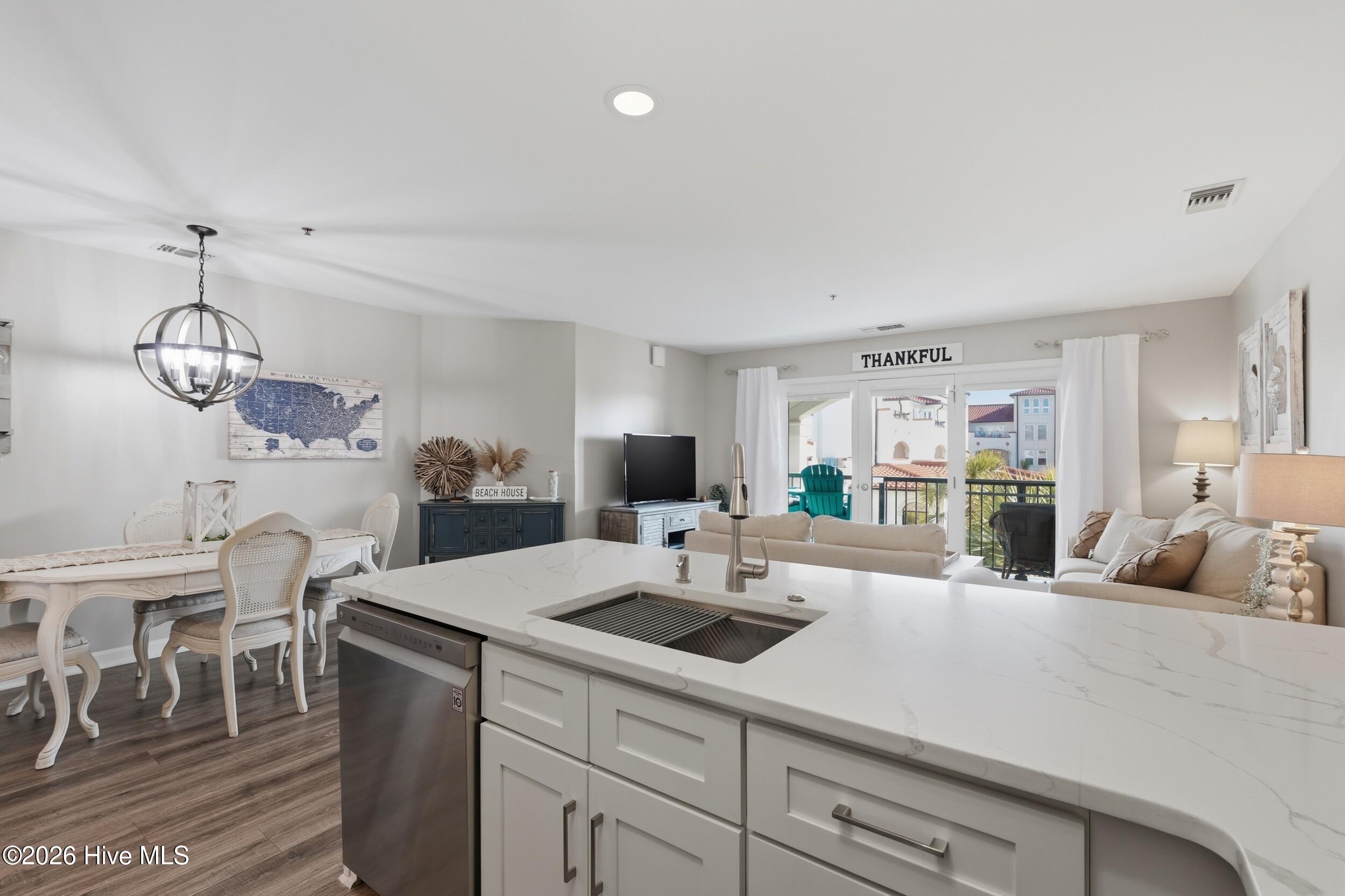 100560519 | Photo 24