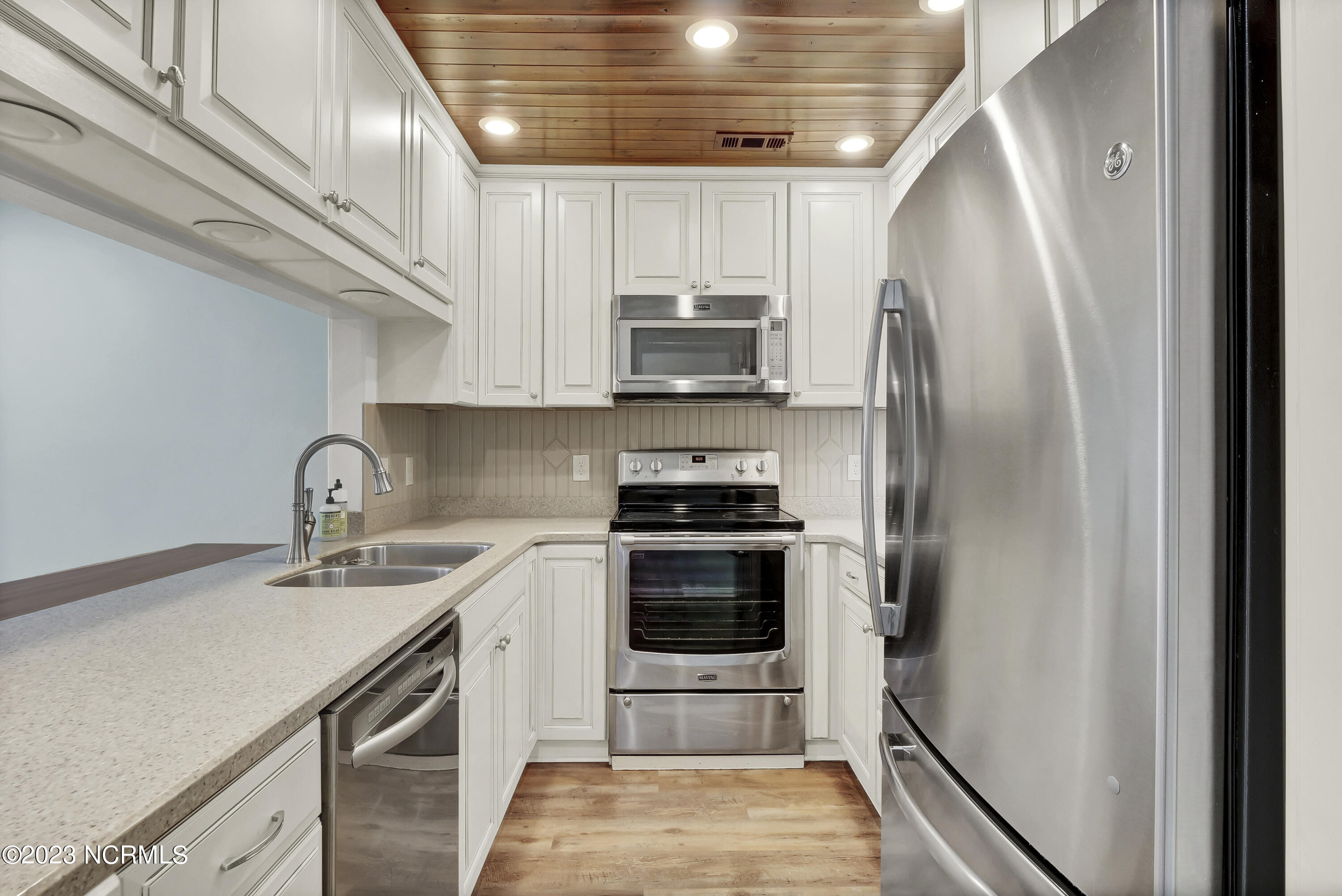 100560221 | Photo 12