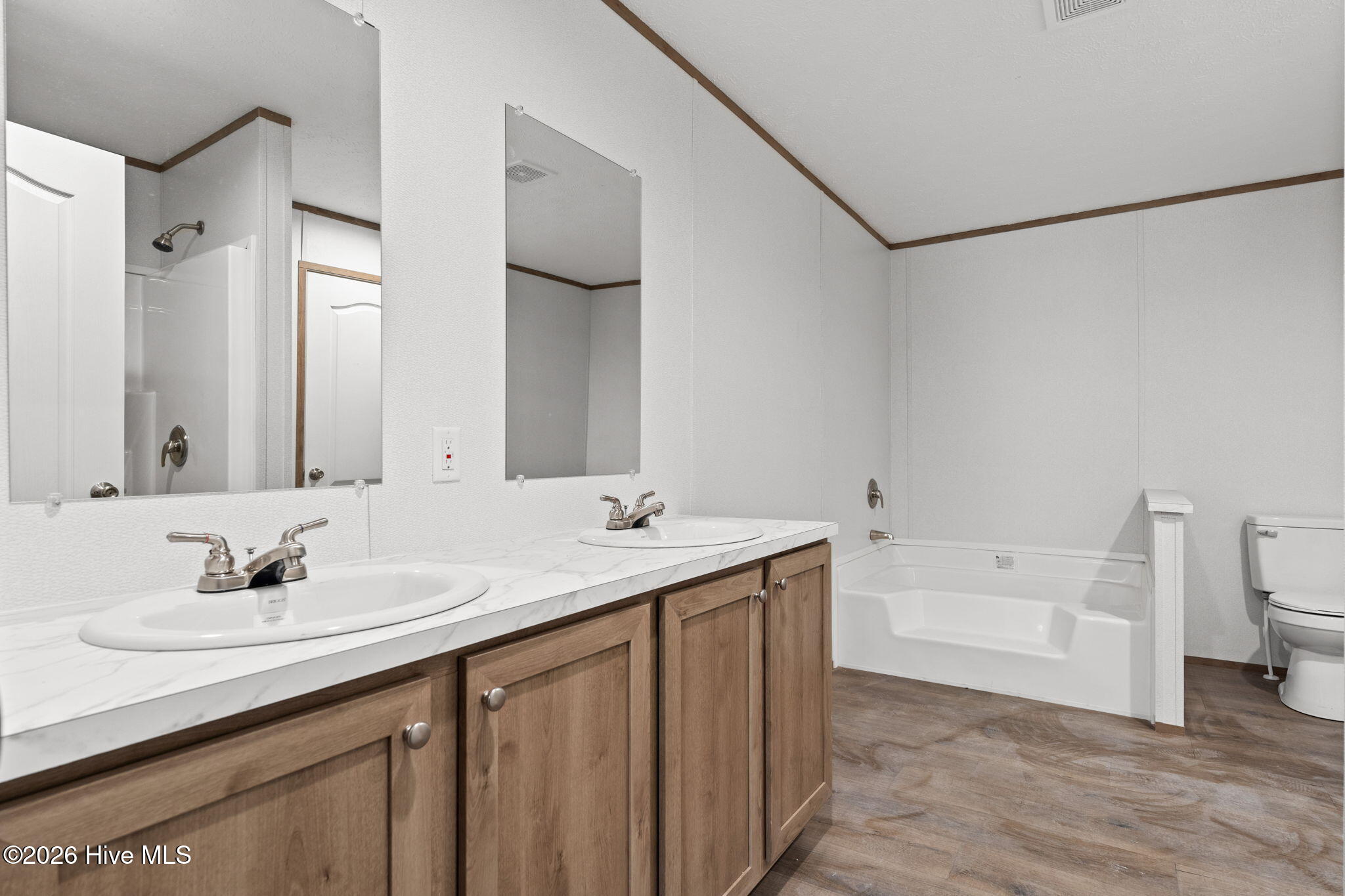 100569950 | Photo 15