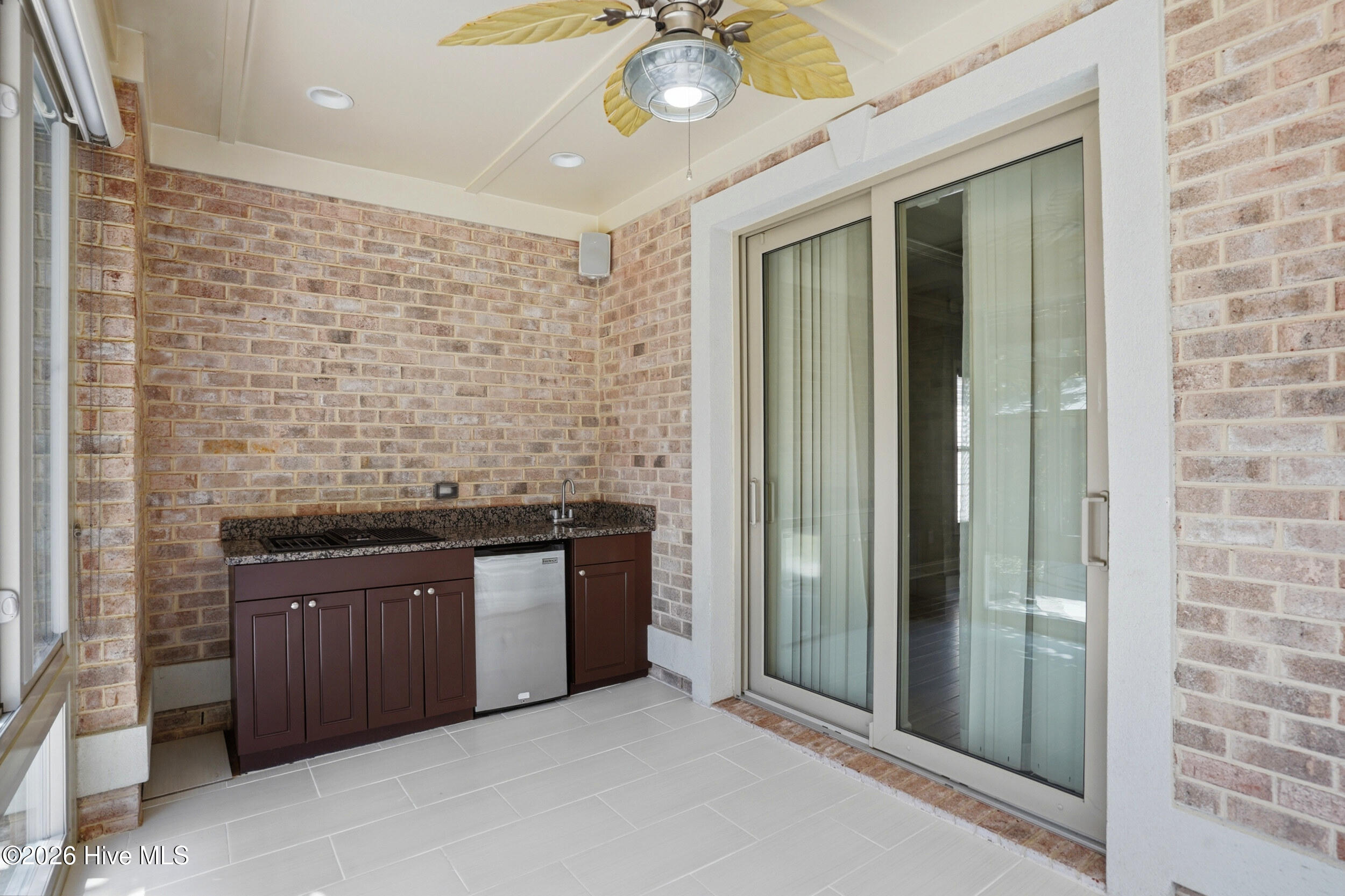 100567048 | Photo 34