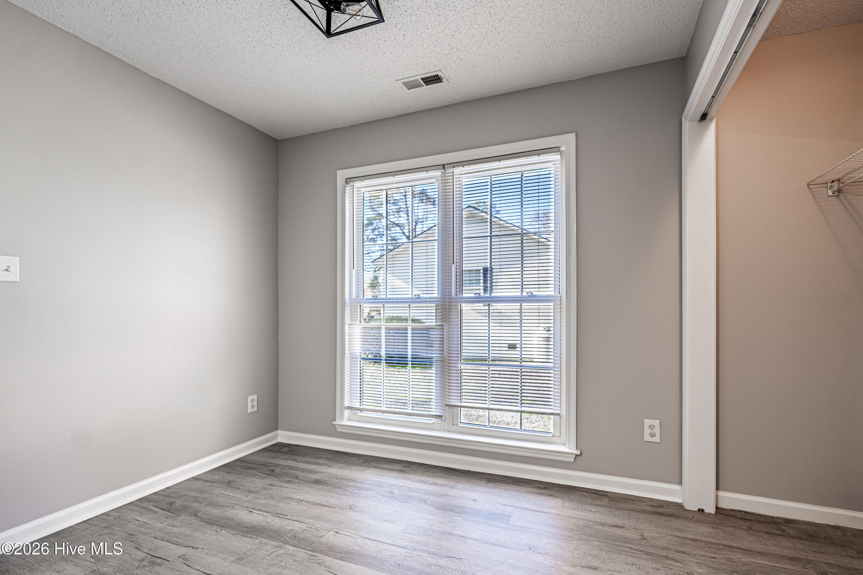 100557378 | Photo 16