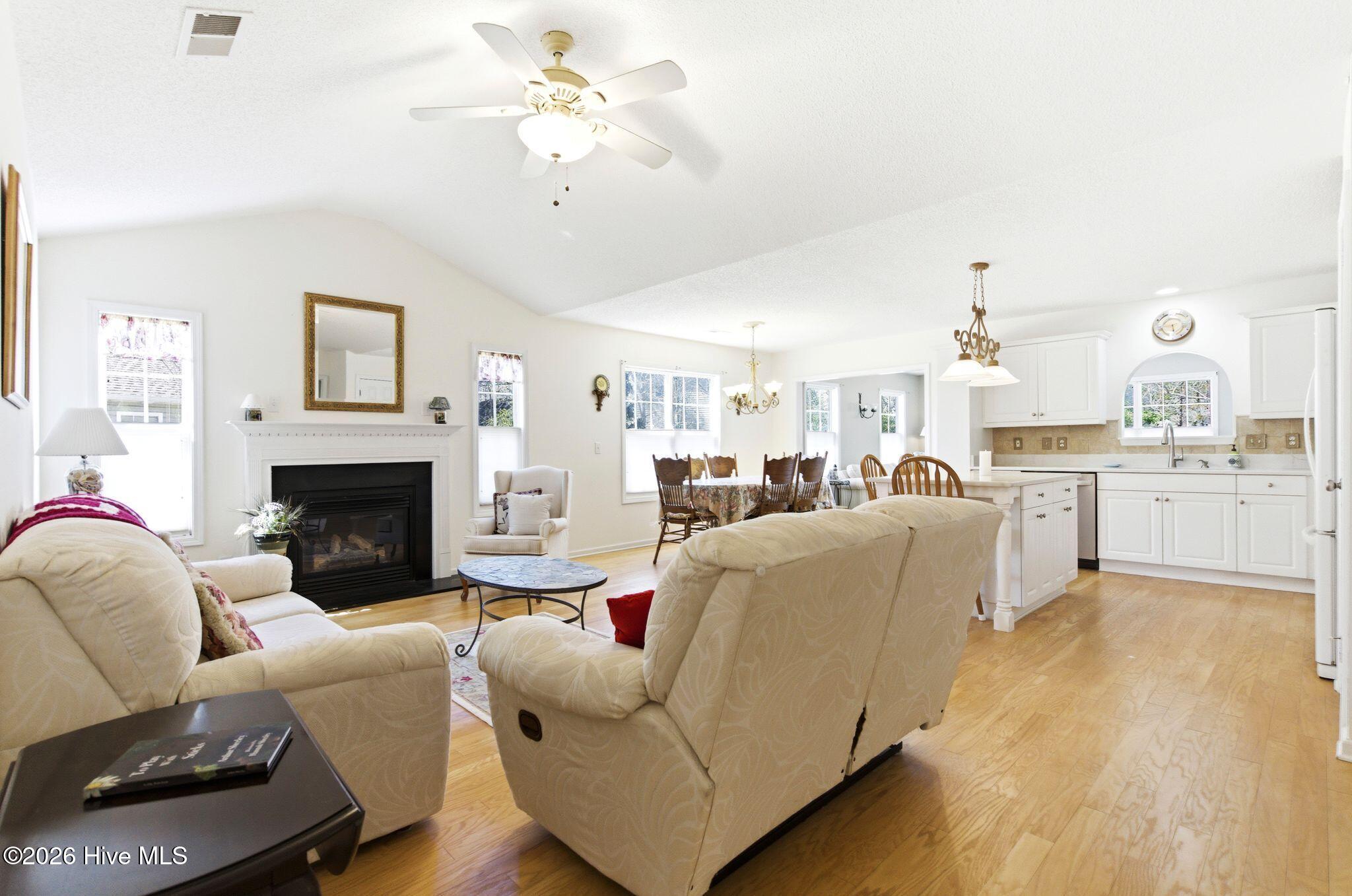 100562982 | Photo 15