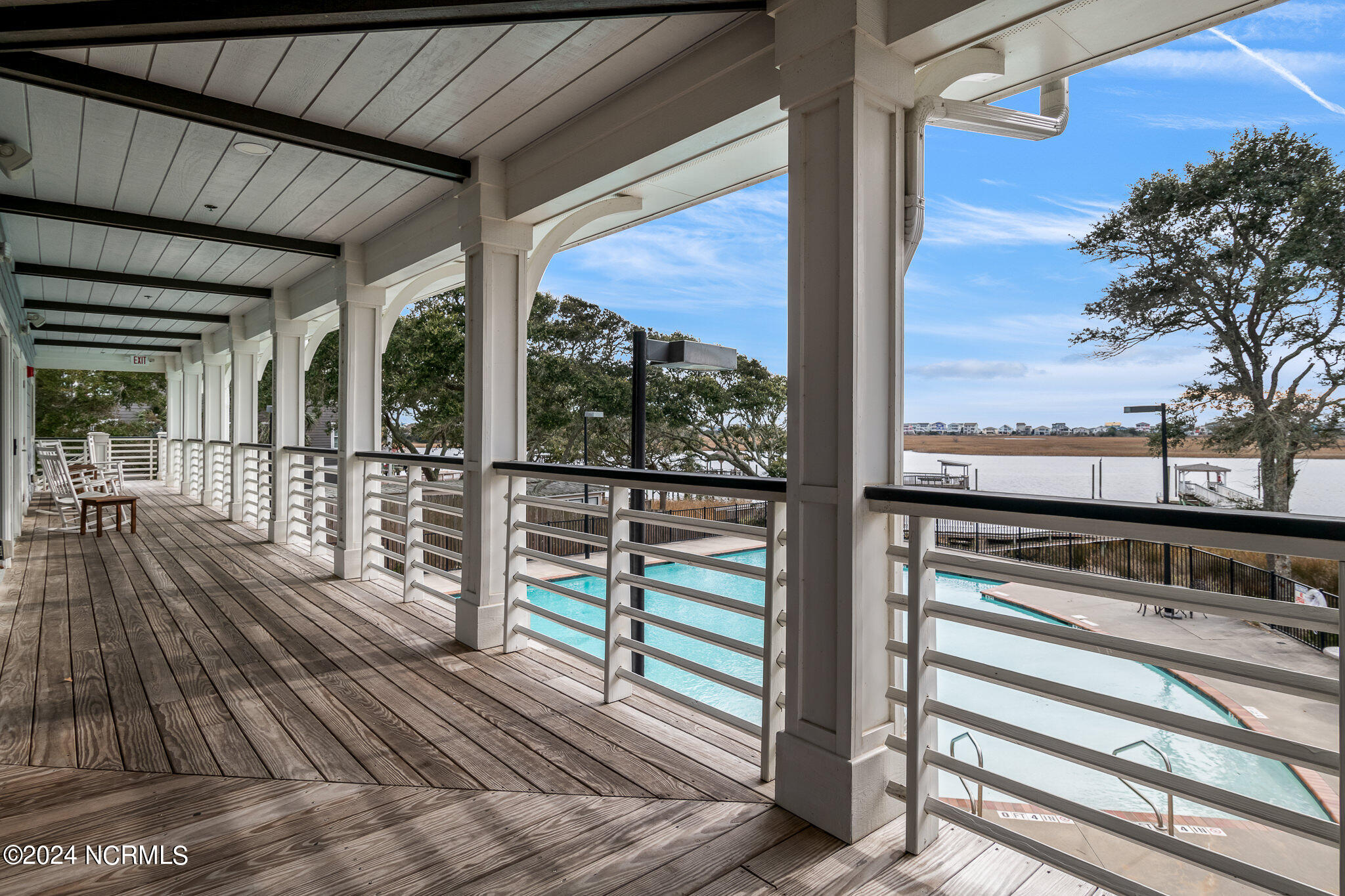 100453828 | Photo 51