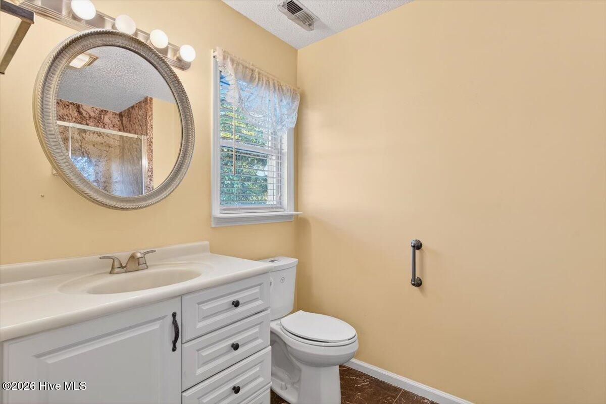 100549937 | Photo 27