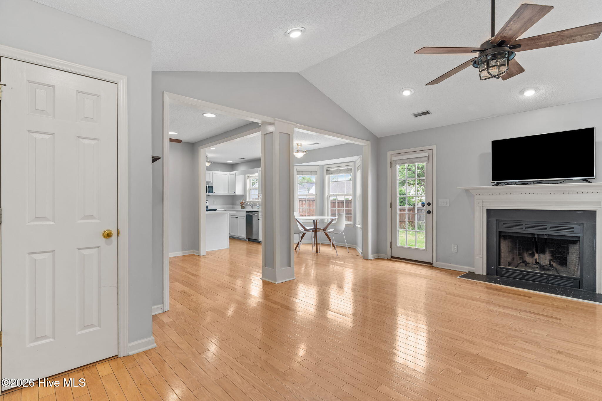 100569339 | Photo 38