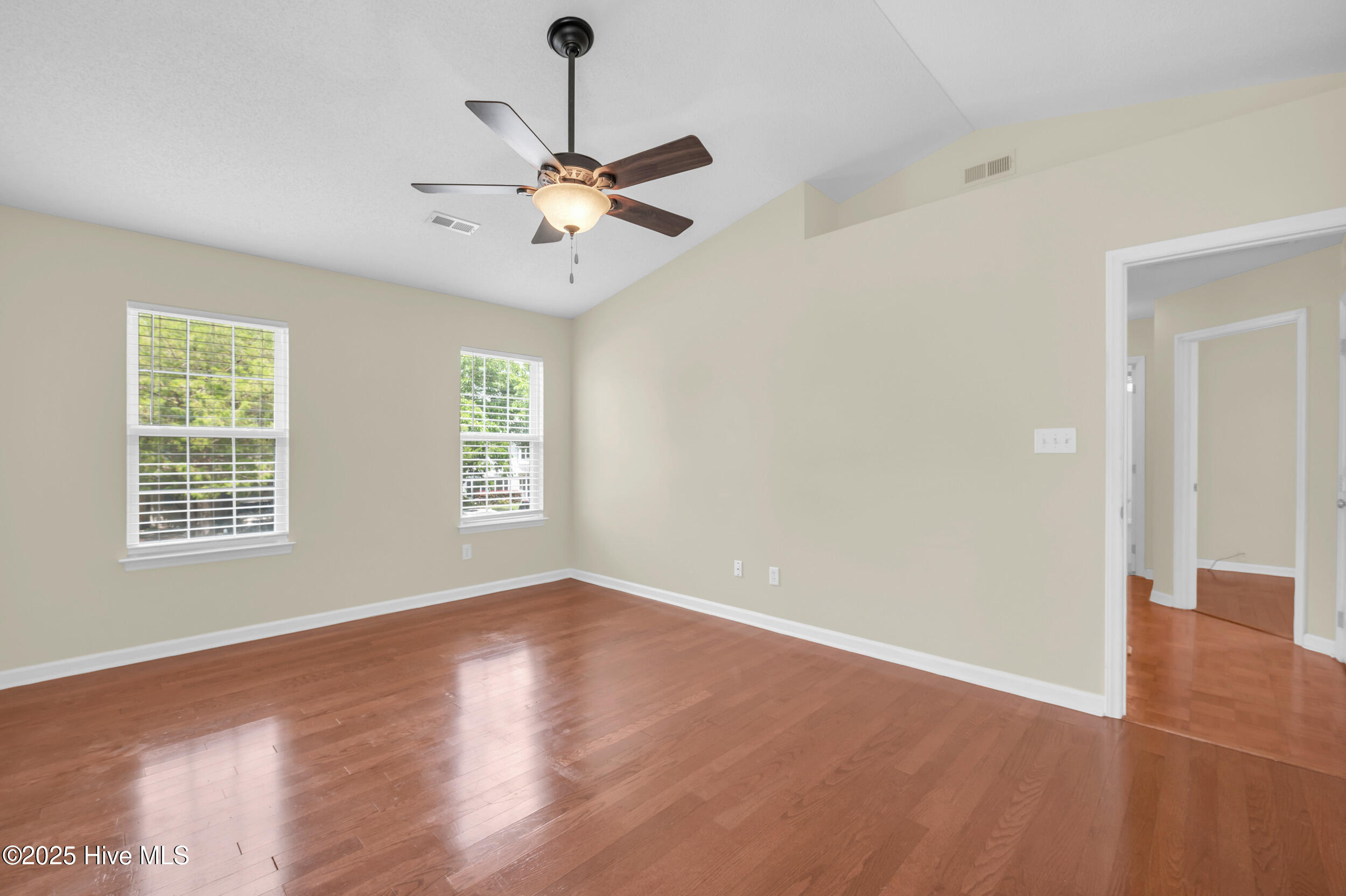 100532277 | Photo 27