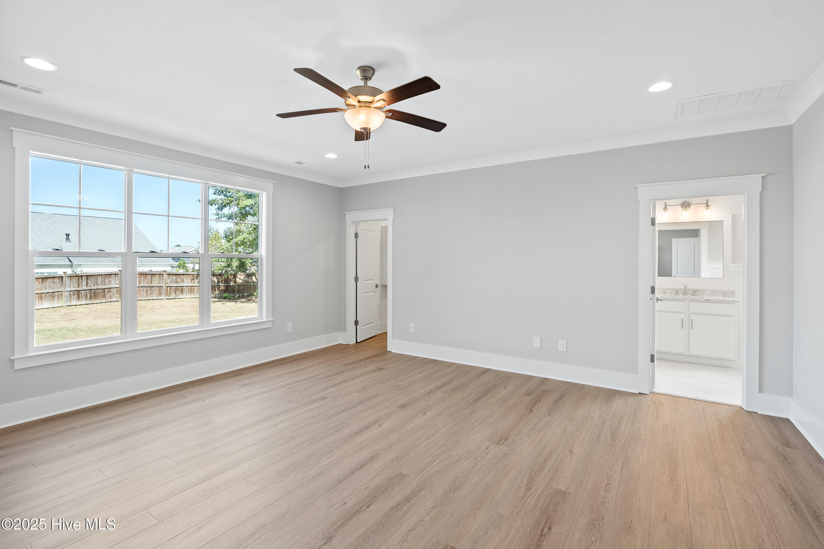 100521793 | Photo 19