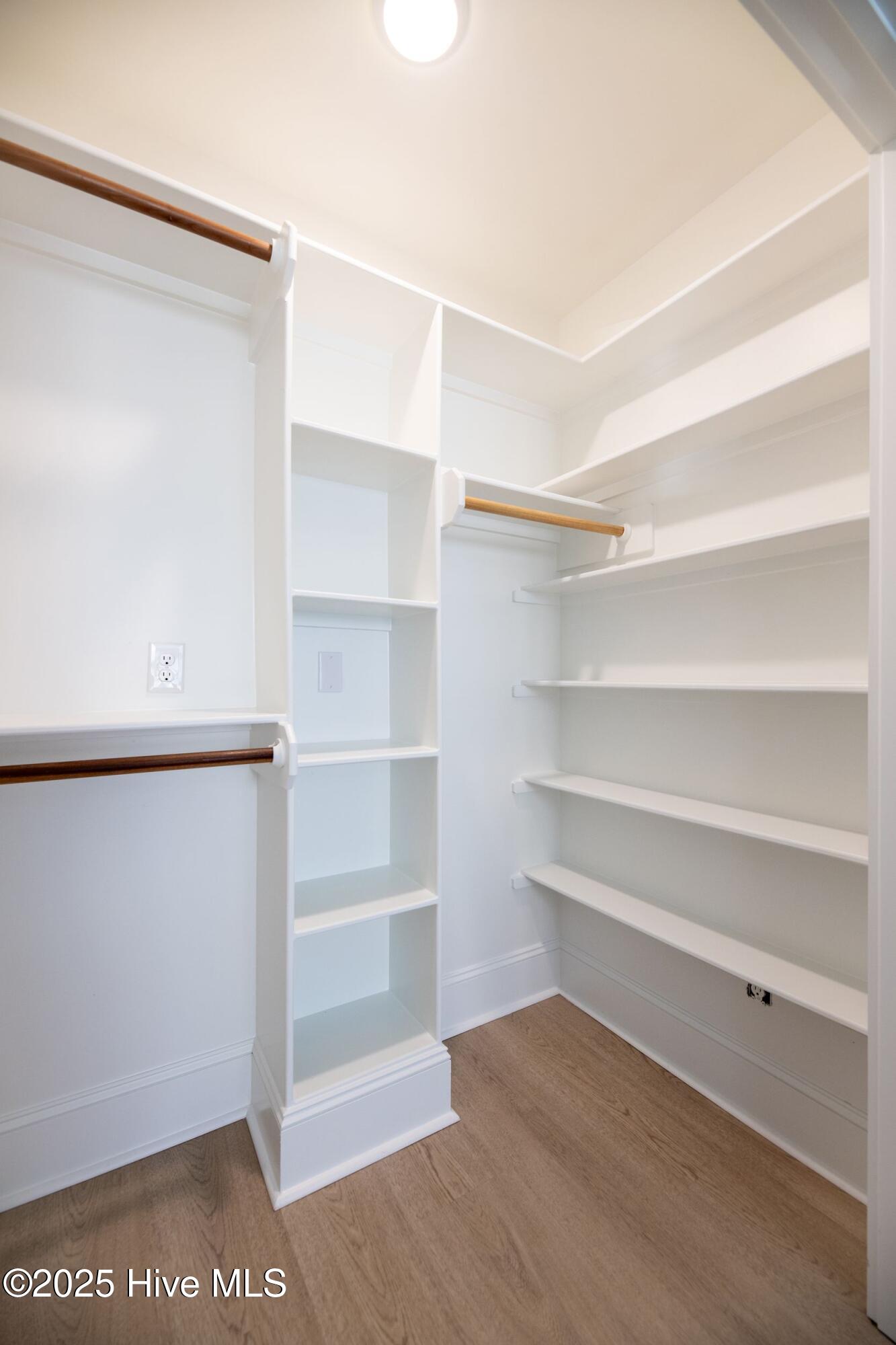 100492743 | Photo 49