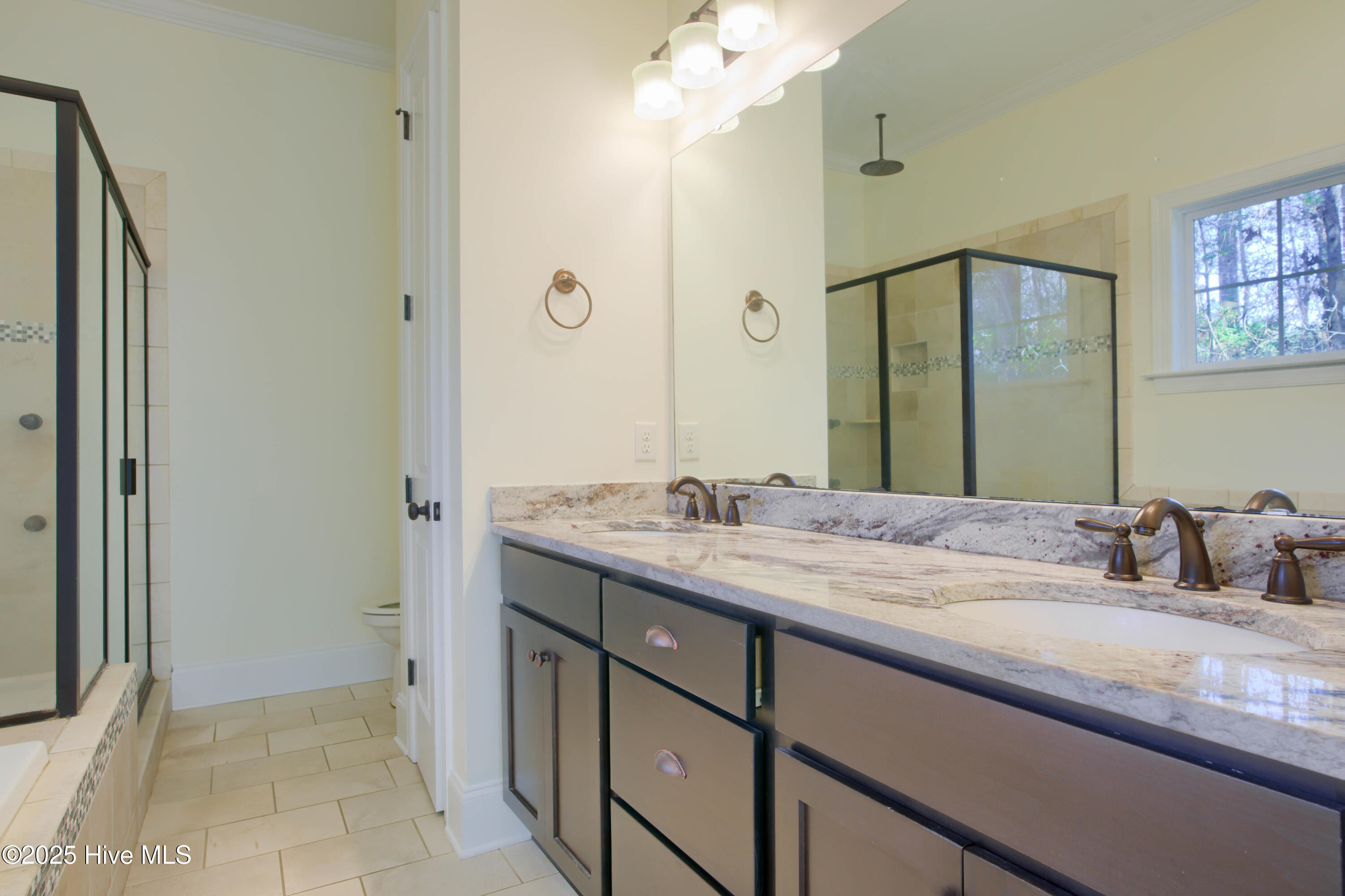 100545720 | Photo 20