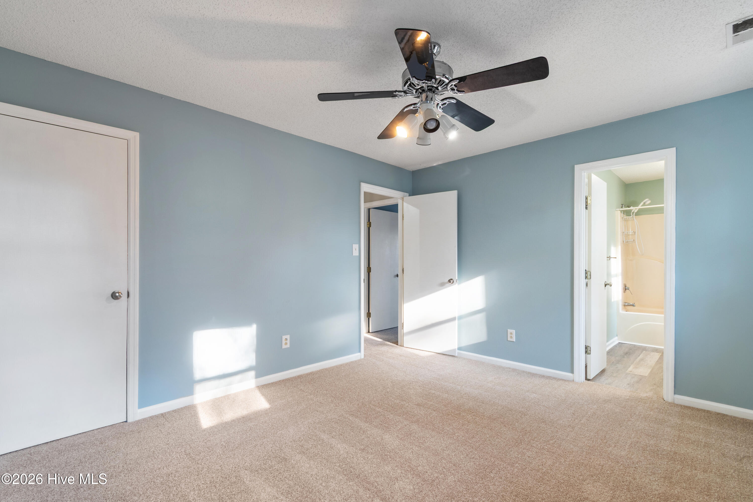 100549845 | Photo 18