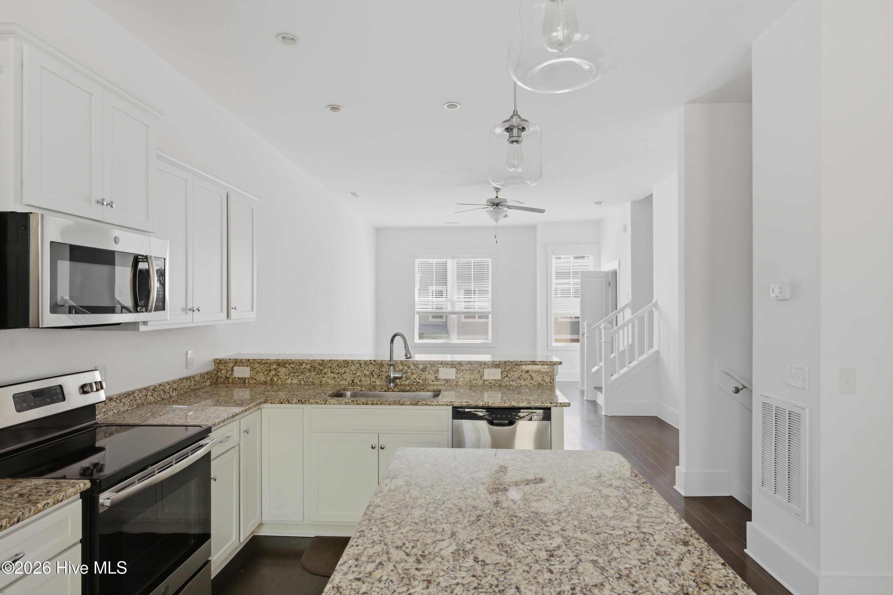 100564371 | Photo 23