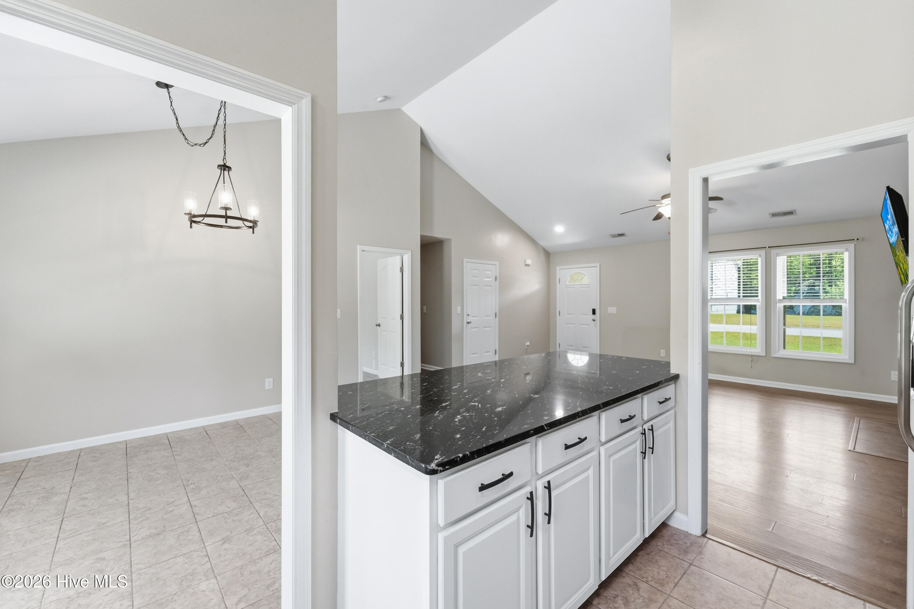 100568170 | Photo 18