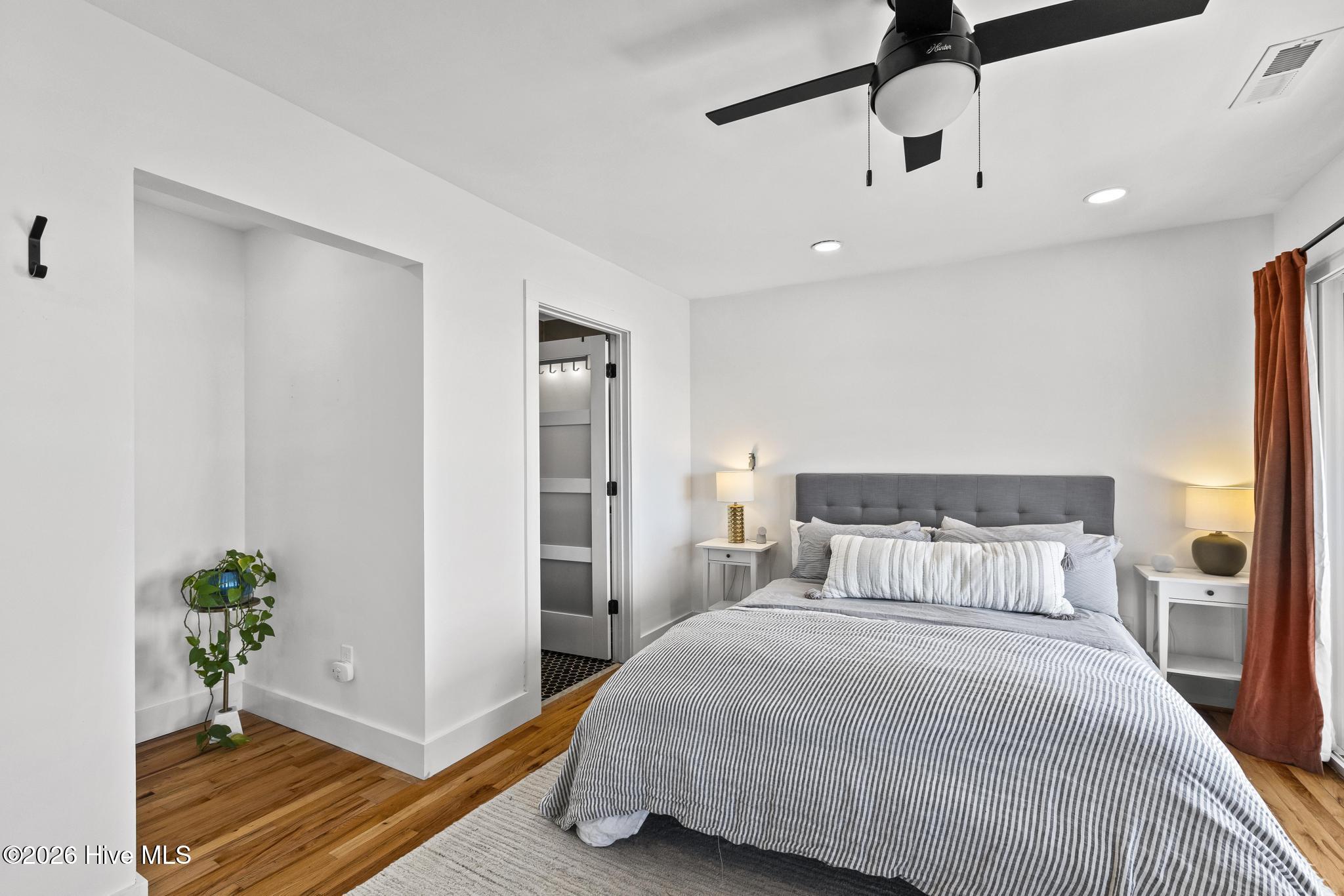 100557619 | Photo 21