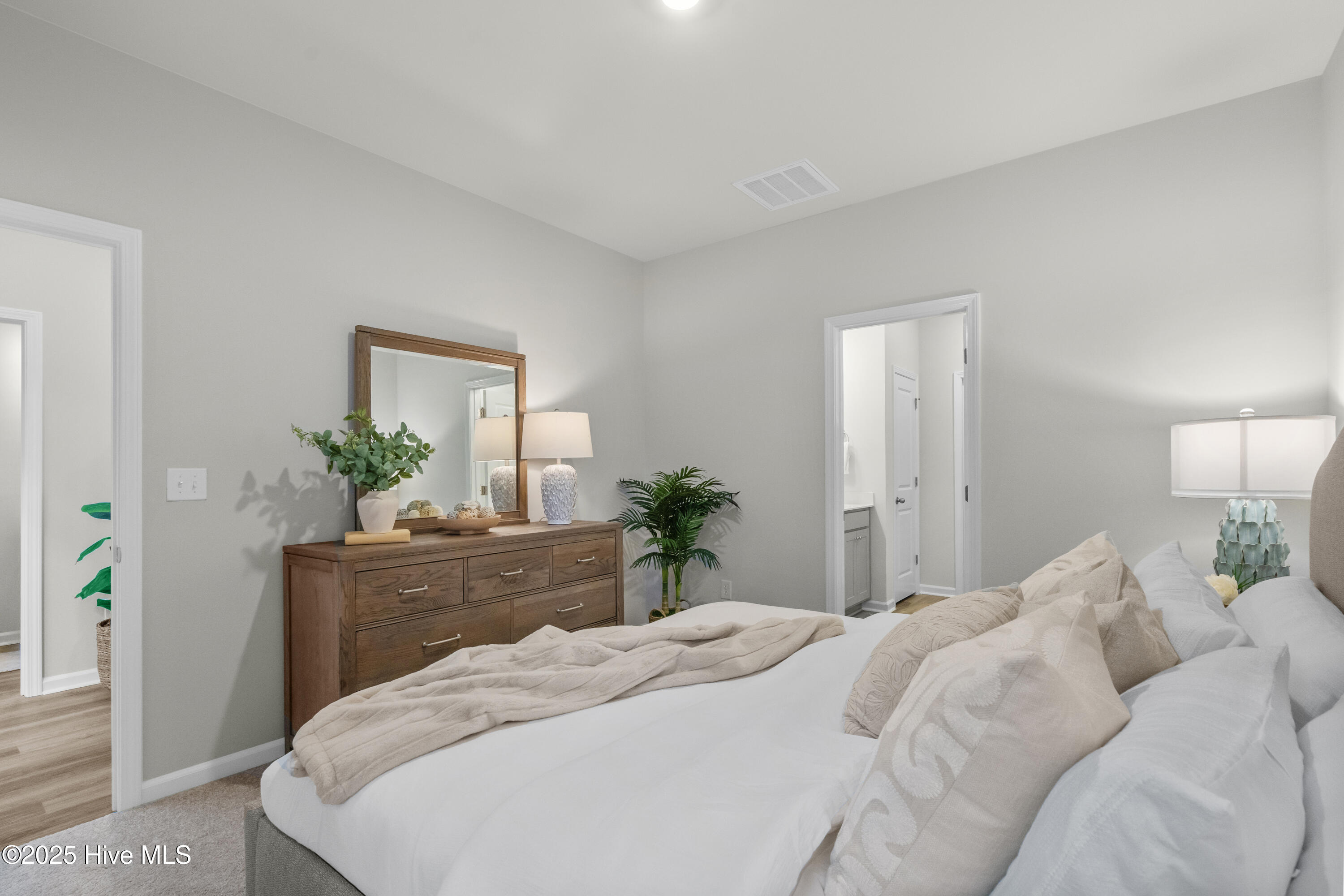 100562786 | Photo 21