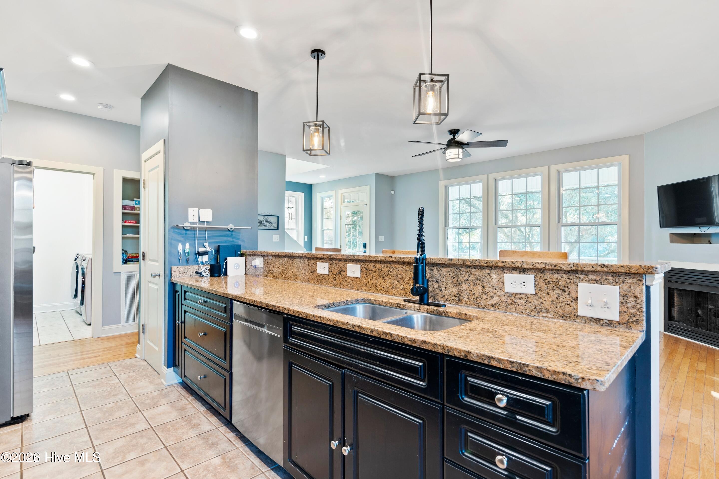 100549187 | Photo 30