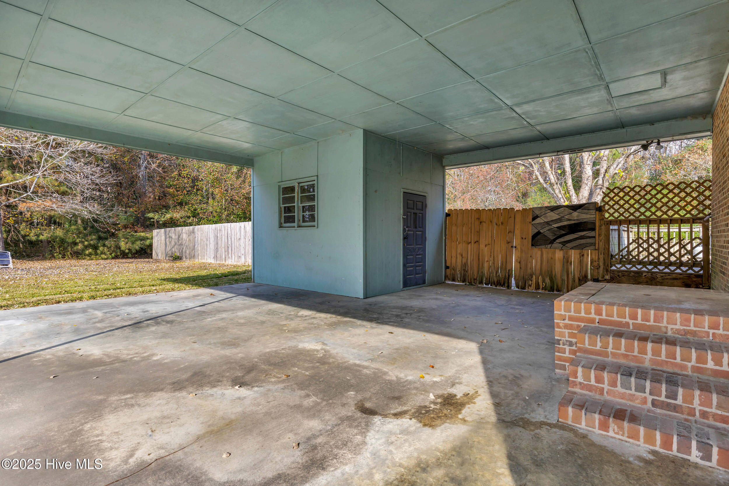 100543256 | Photo 33