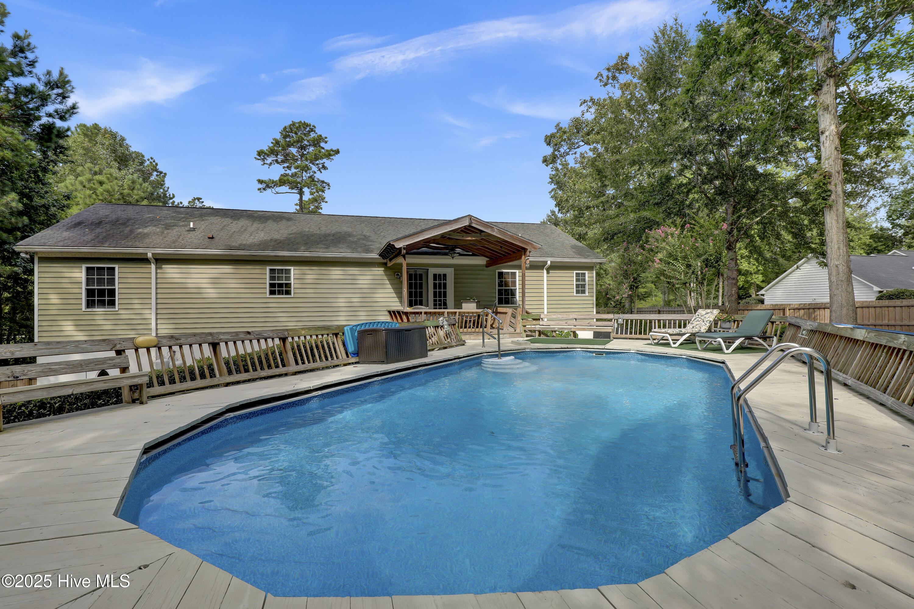 100525389 | Photo 35