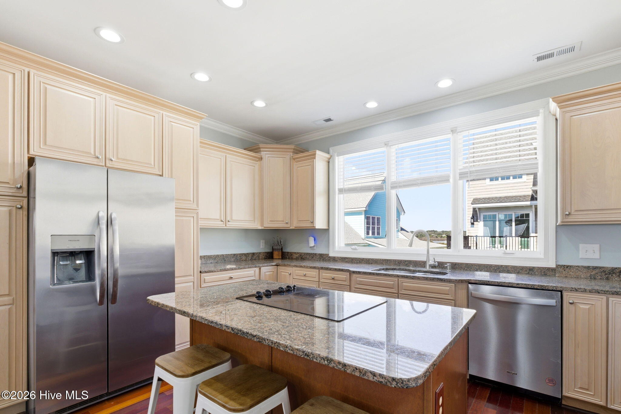 100559880 | Photo 15