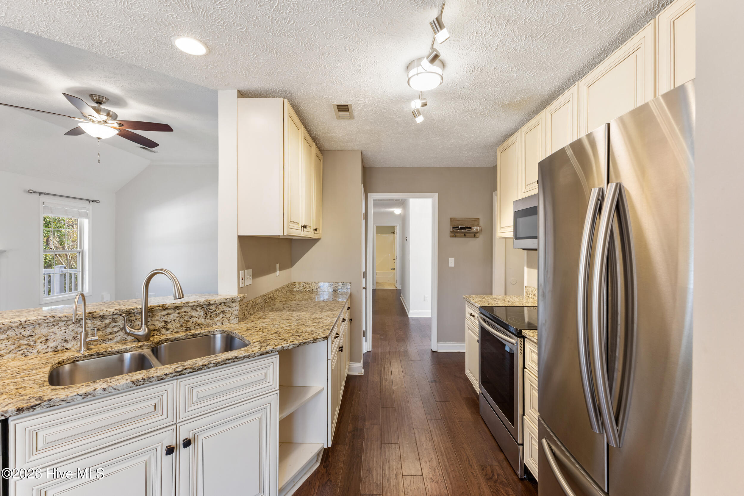 100553711 | Photo 14