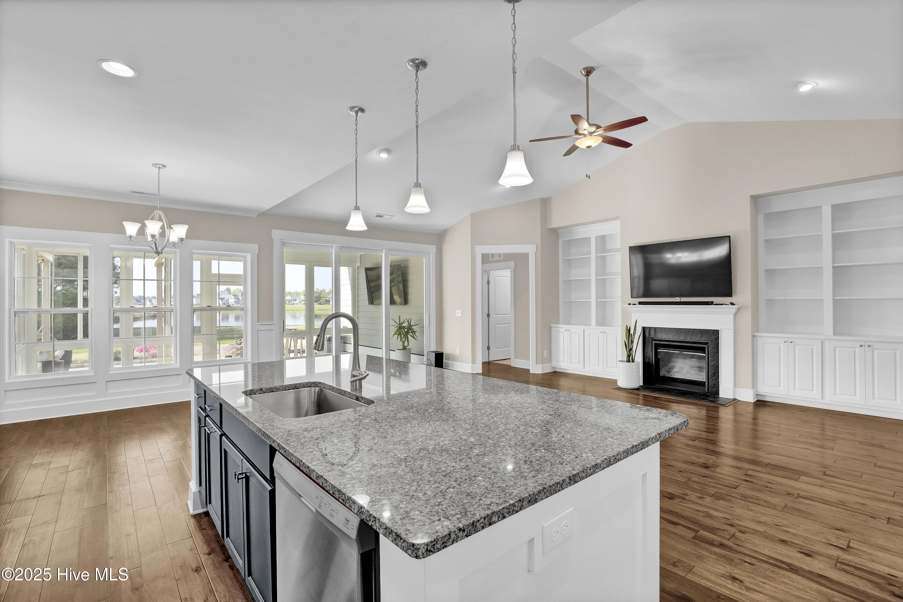 100565808 | Photo 13