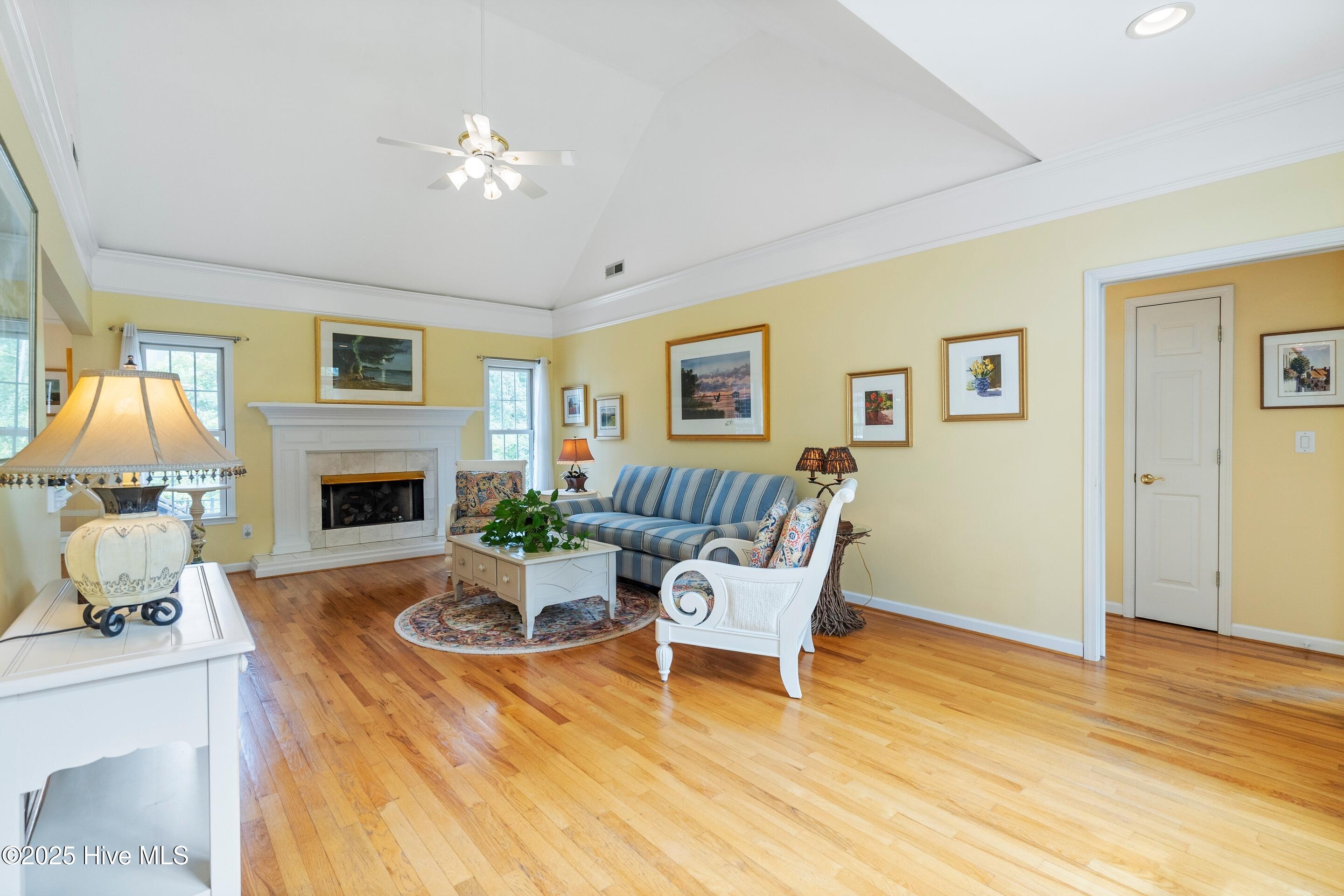 100530044 | Photo 25