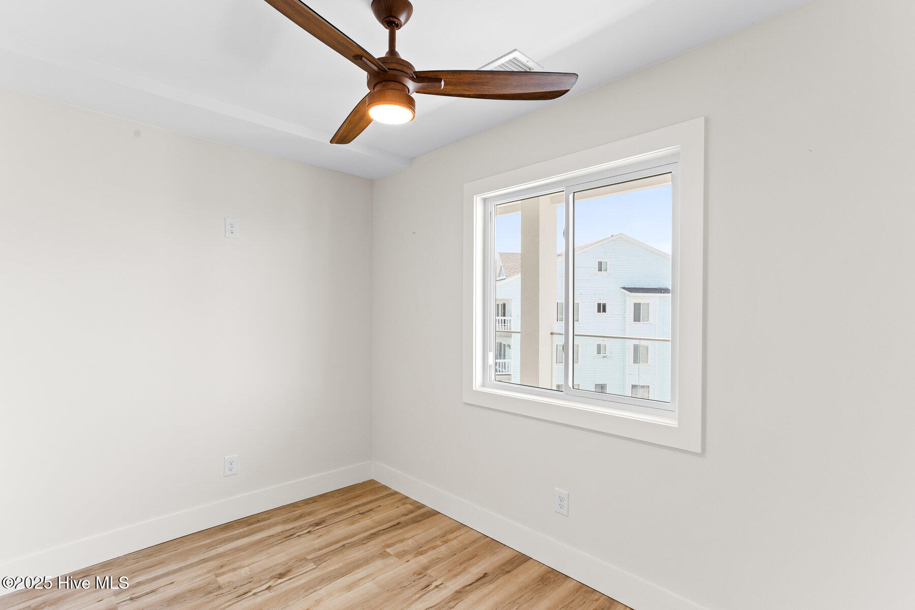 100510467 | Photo 15