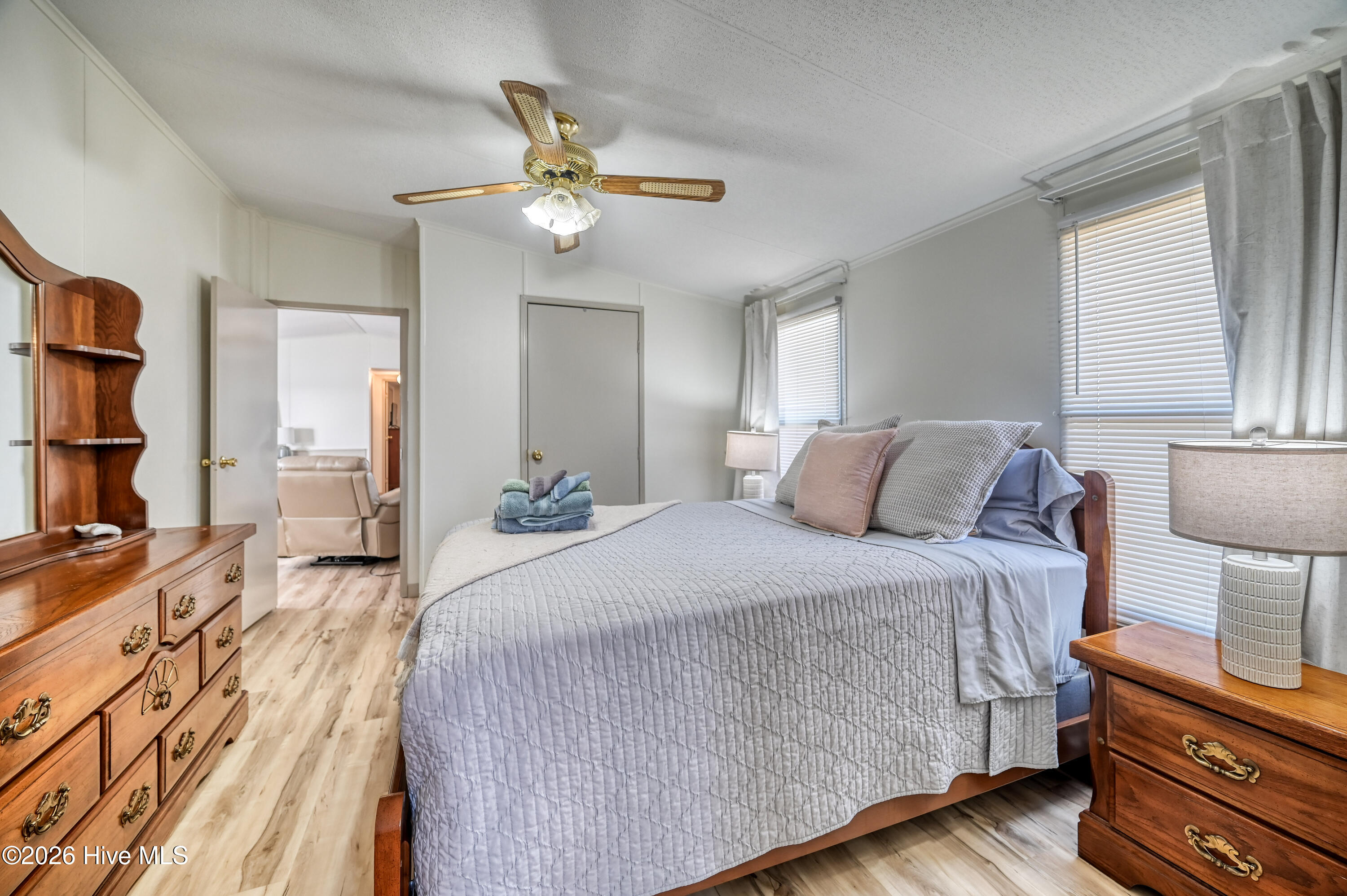 100557720 | Photo 28