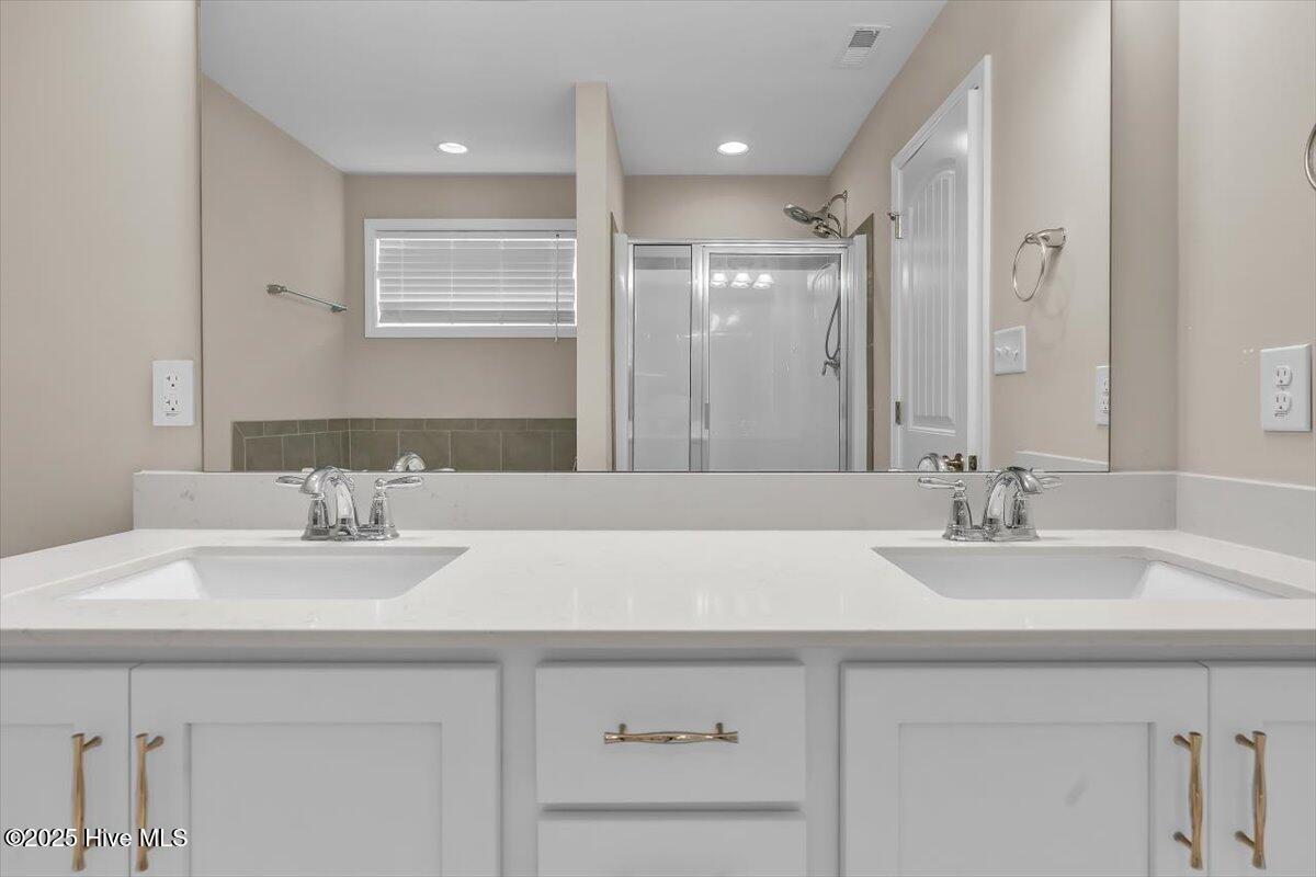 100537341 | Photo 25