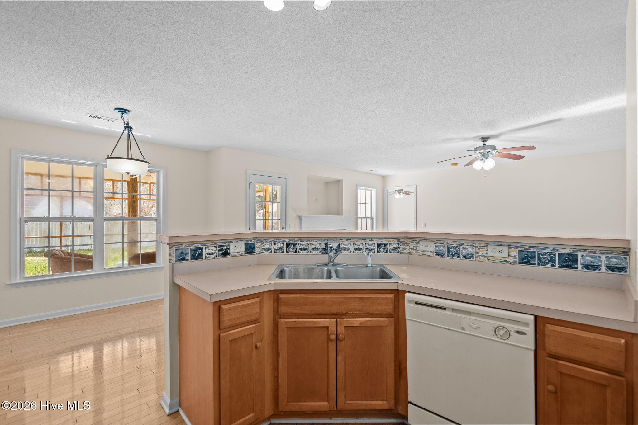 100560946 | Photo 23